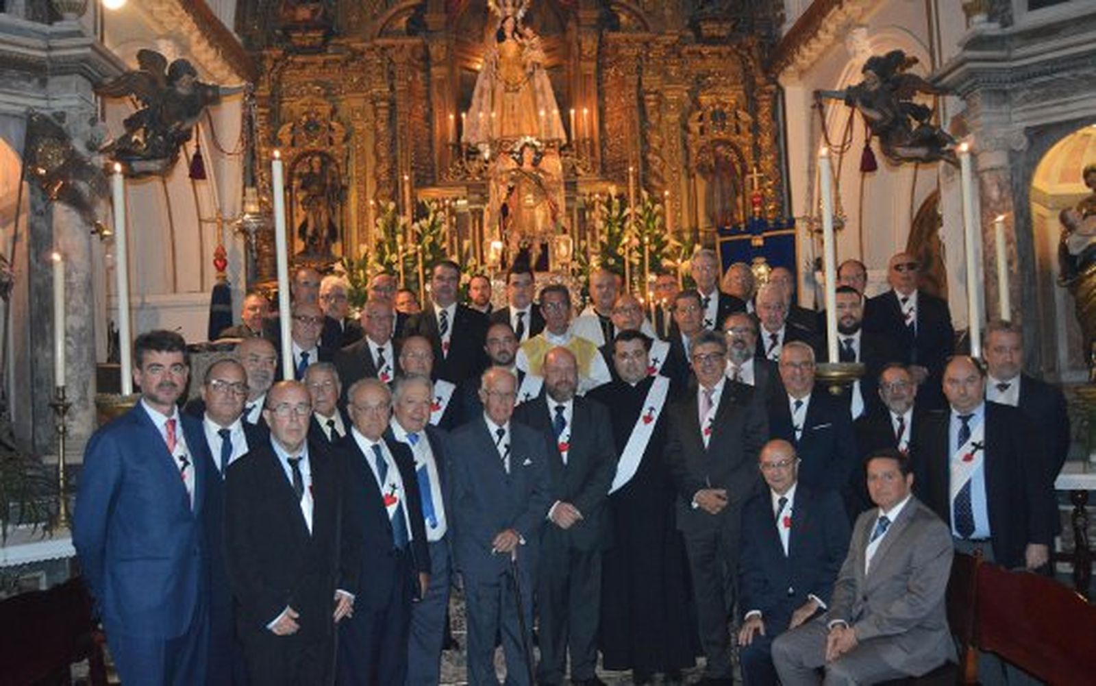 El grupo de hermanos de la Santa Caridad, tras finalizar la ceremonia con motivo del día de su patrón,  San Miguel Arcángel, en la iglesia de San Juan de Dios.

Foto: Ignacio Casas de Ciria