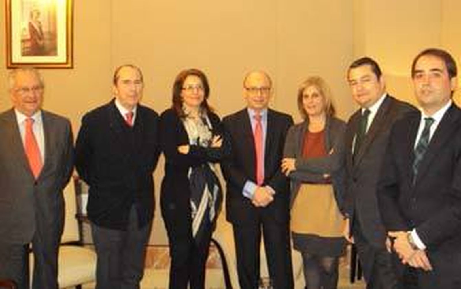 La alcaldesa y el ministro Montoro, ayer en Sevilla, junto a Antonio Sanz, Carmen Crespo,  Enrique Espinosa, Antonio Saldaña y Aurelio Romero.