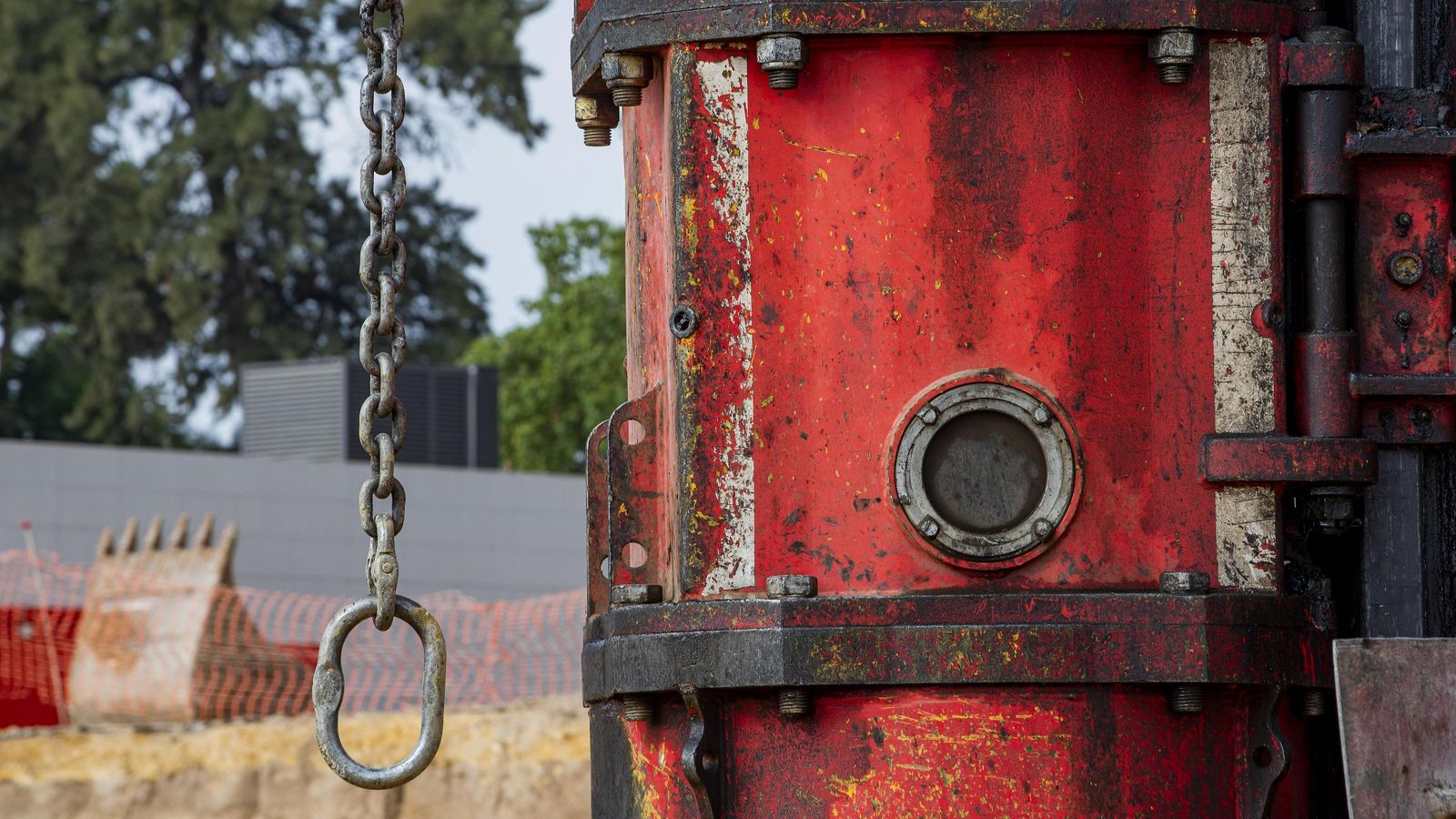 Primer plano de la pilotadora que maneja pilotes prefabricados.