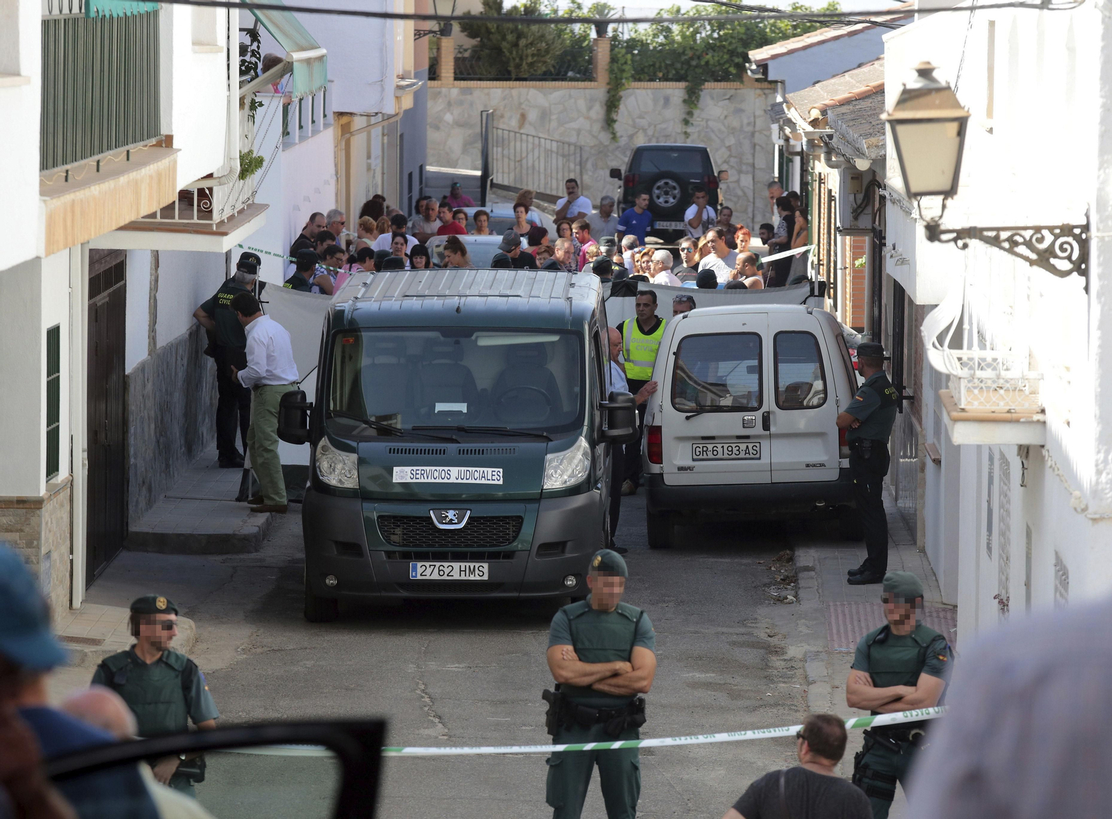 Agentes de la Guardia Civil y vecinos de Güevéjar en el lugar donde falleció un hombre de 63 años.