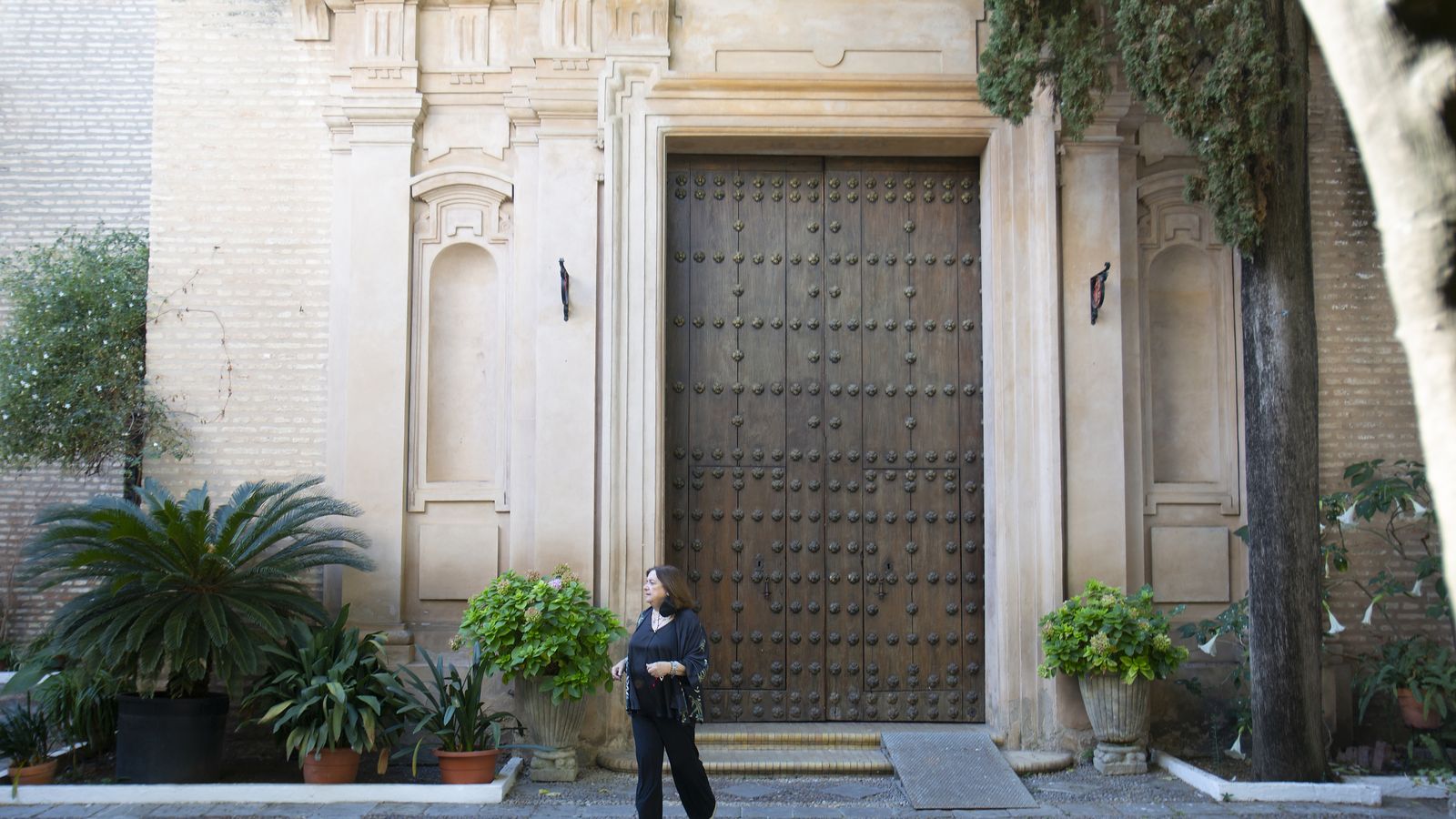 Reyes Pro ante la iglesia del convento de la Paz.
