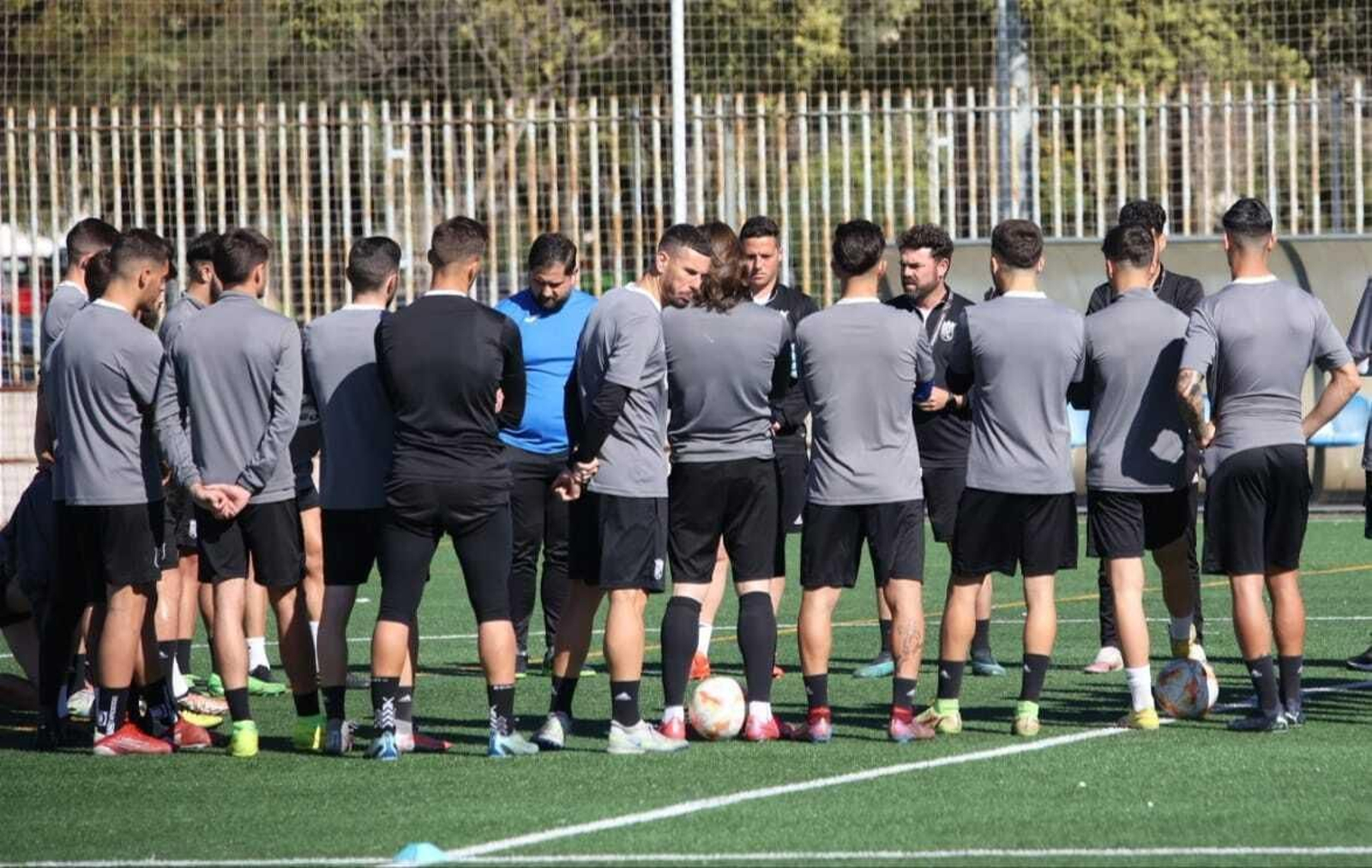 Juan Pedro charla con la plantilla en el entrenamiento de este lunes 20 de marzo.