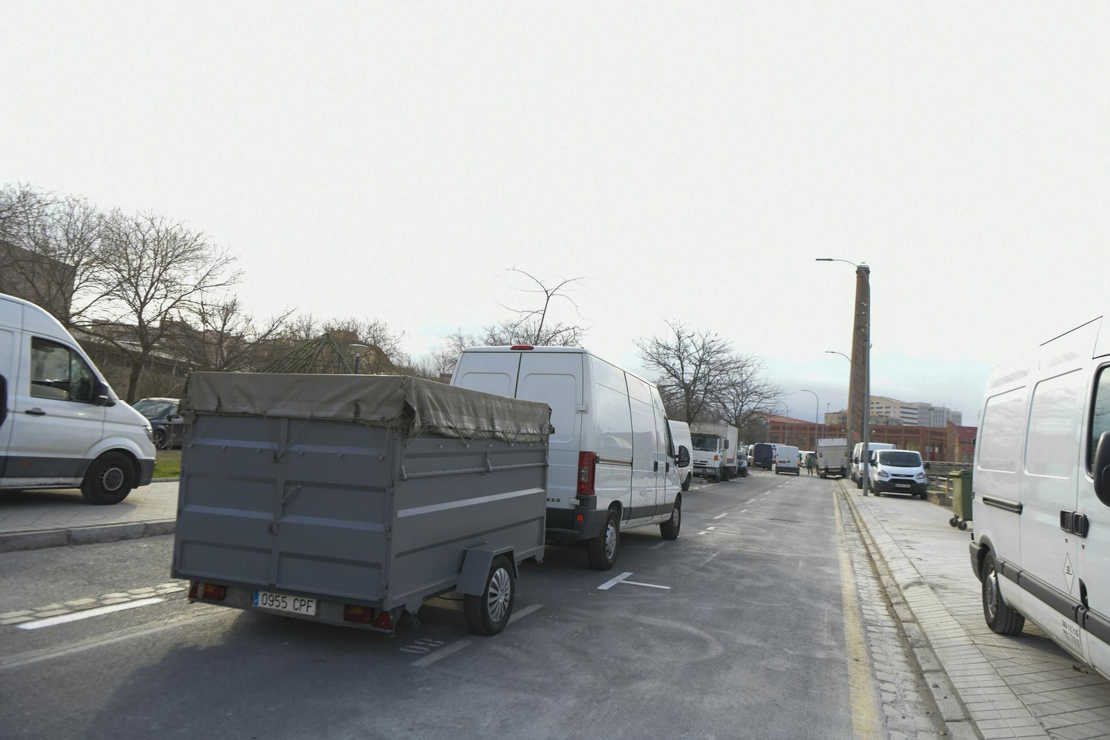 Vehículos en el mercadillo del Zaidín en imagen de archivo.