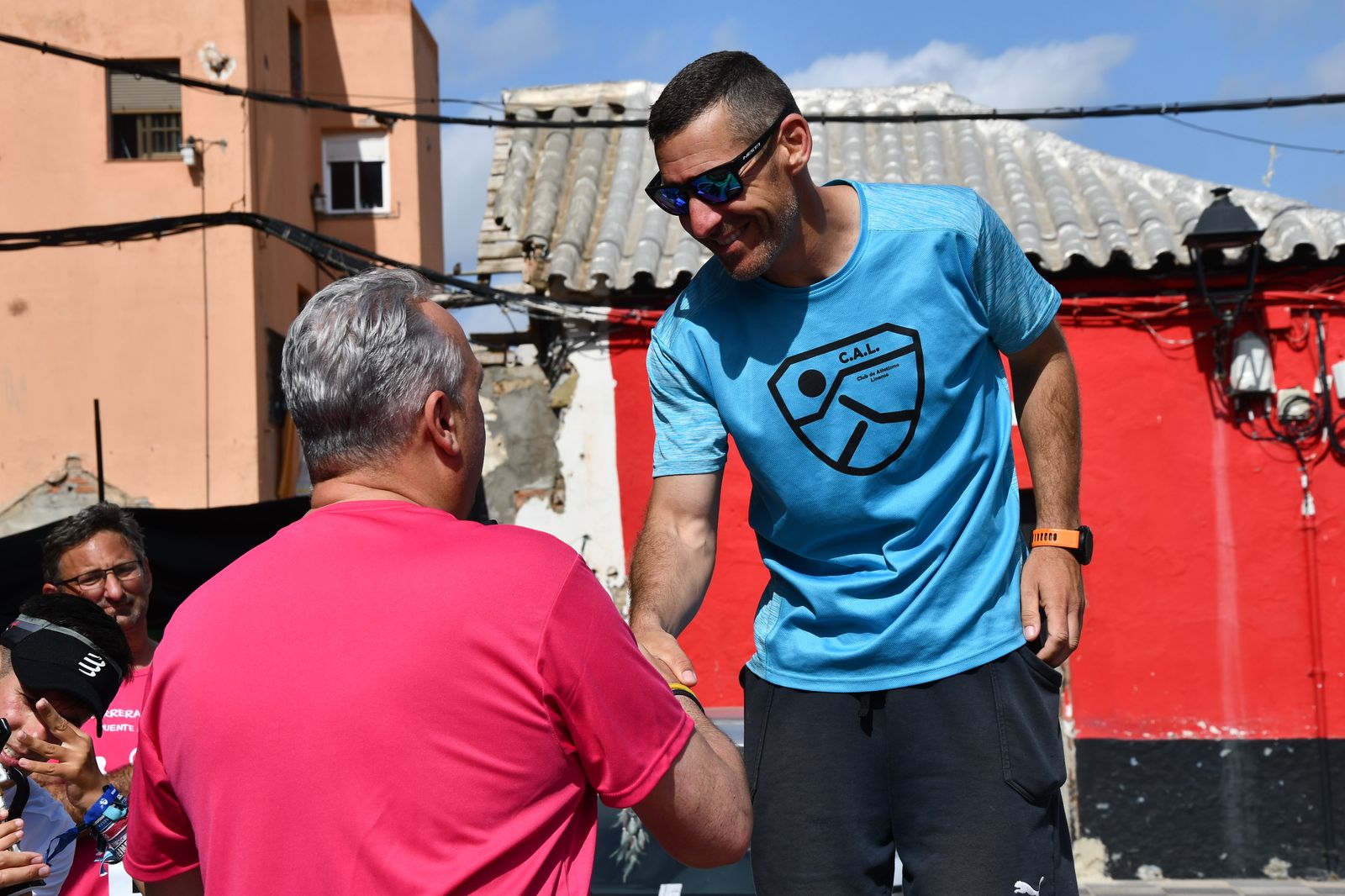 Rafas Velasco recibe de Ruiz Boix el premio como ganador de la prueba