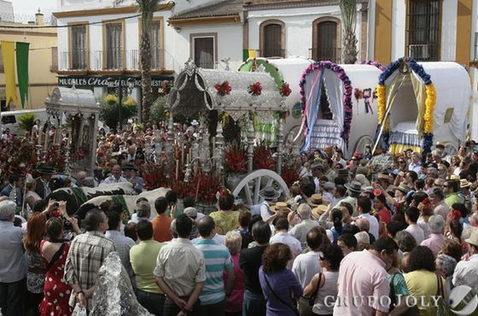 Cientos de rocieros ante el simpecado y varias carretas en Gines.

Foto: José Ángel García