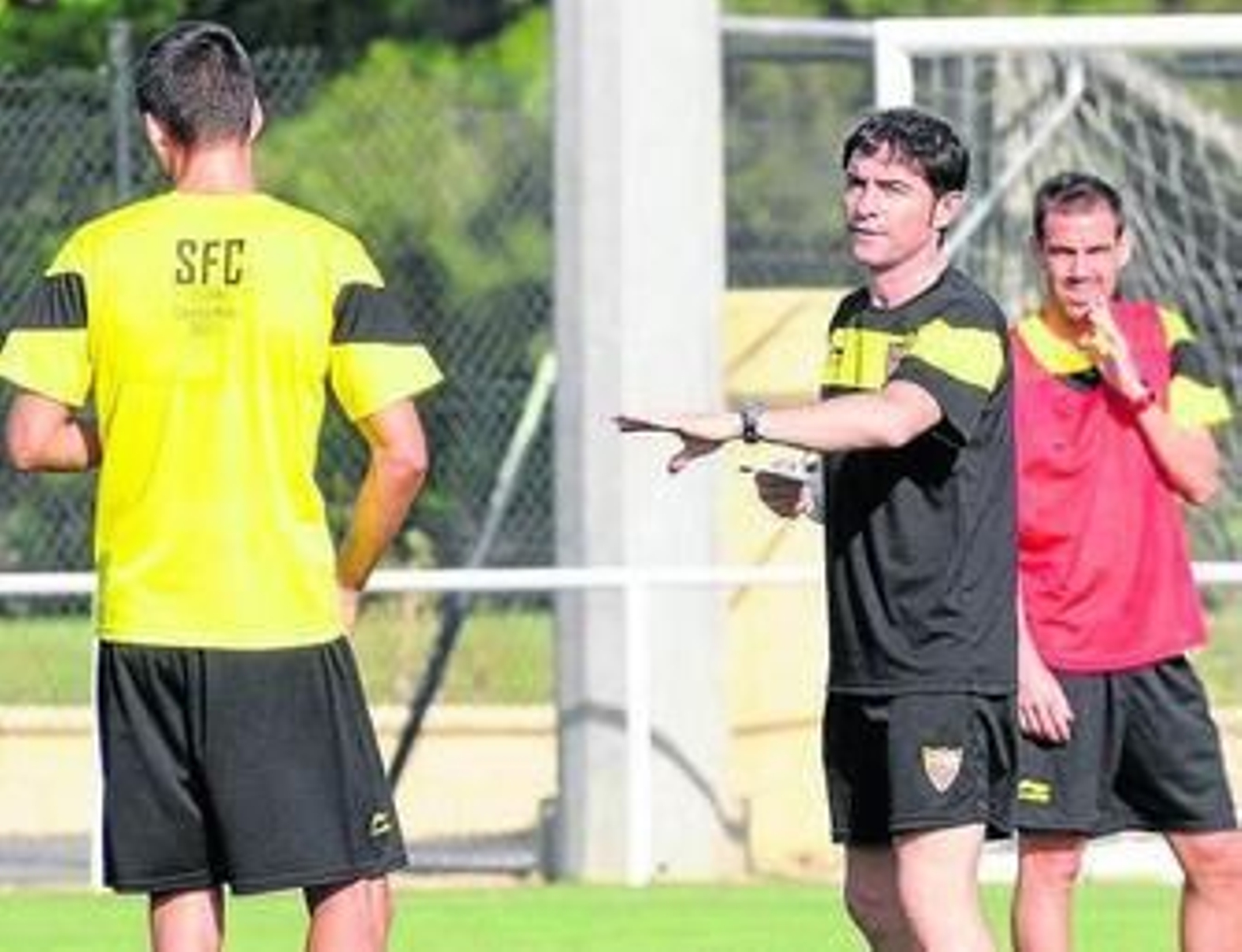 Marcelino da instrucciones a Spahic.