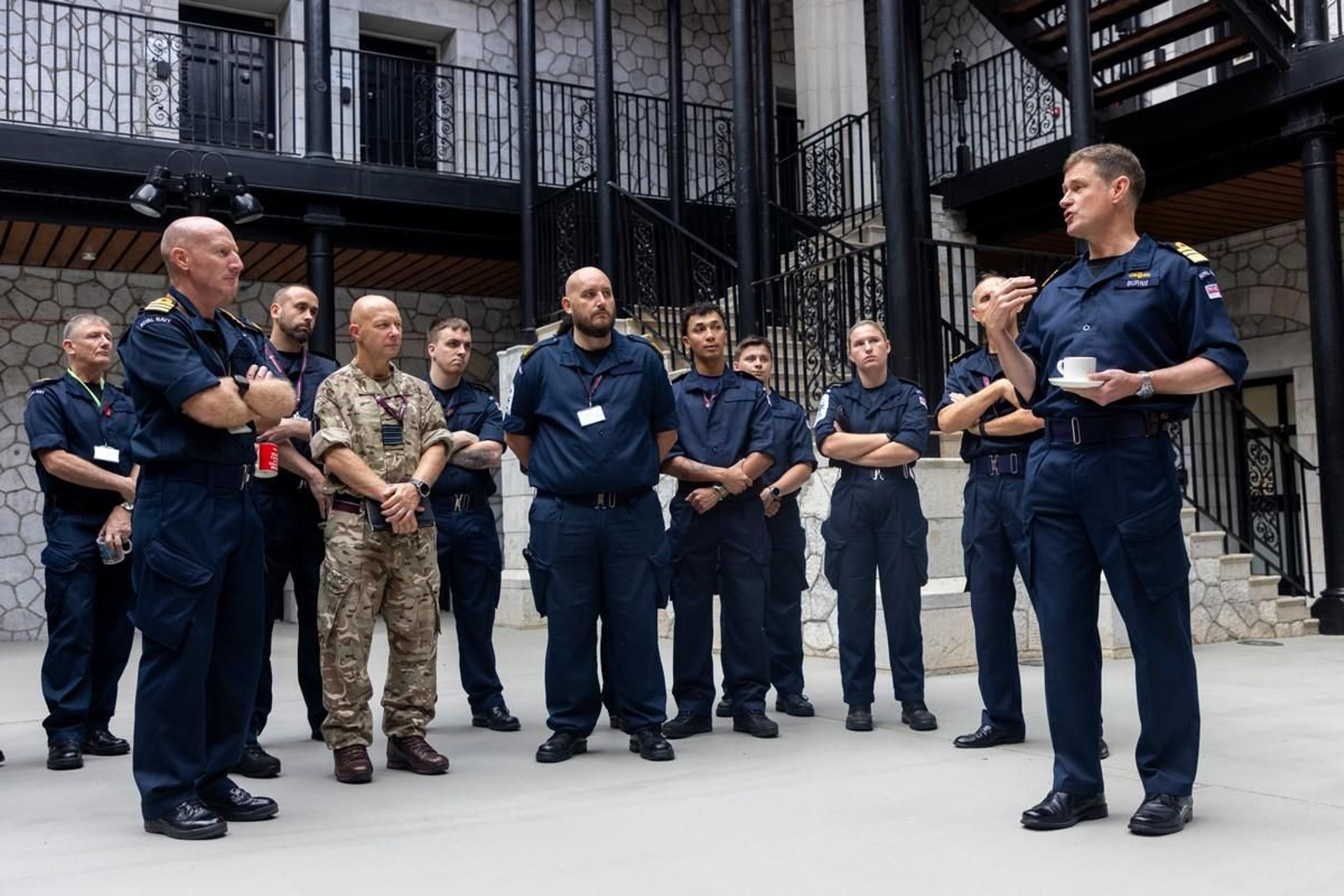 El vicealmirante Andrew Burns, con personal de la Royal Navy en Gibraltar. El vicealmirante Andrew Burns, con personal de la Royal Navy en Gibraltar.