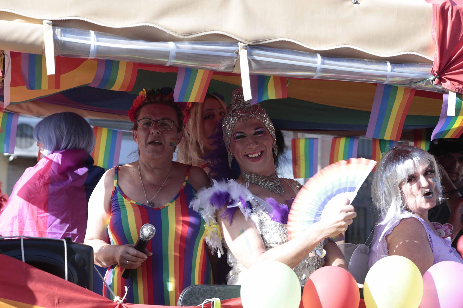 Las imágenes de la cabalgata del Orgullo LGTBI en Sevilla