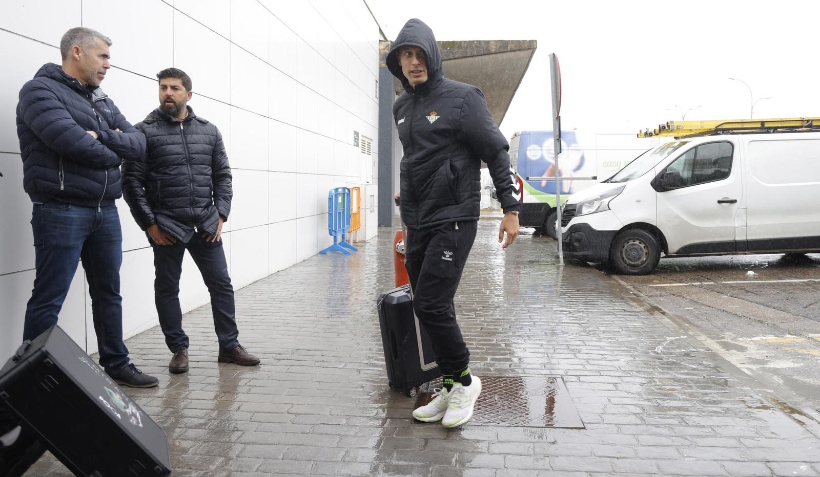 Sergio Canales, a la llega del Betis a San Pablo para volar hasta Manchester.