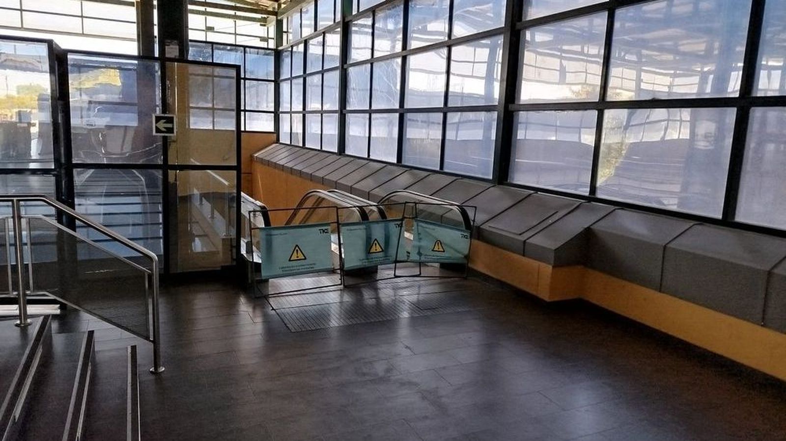 Acceso cerrado a las escaleras mecánicas de la estación