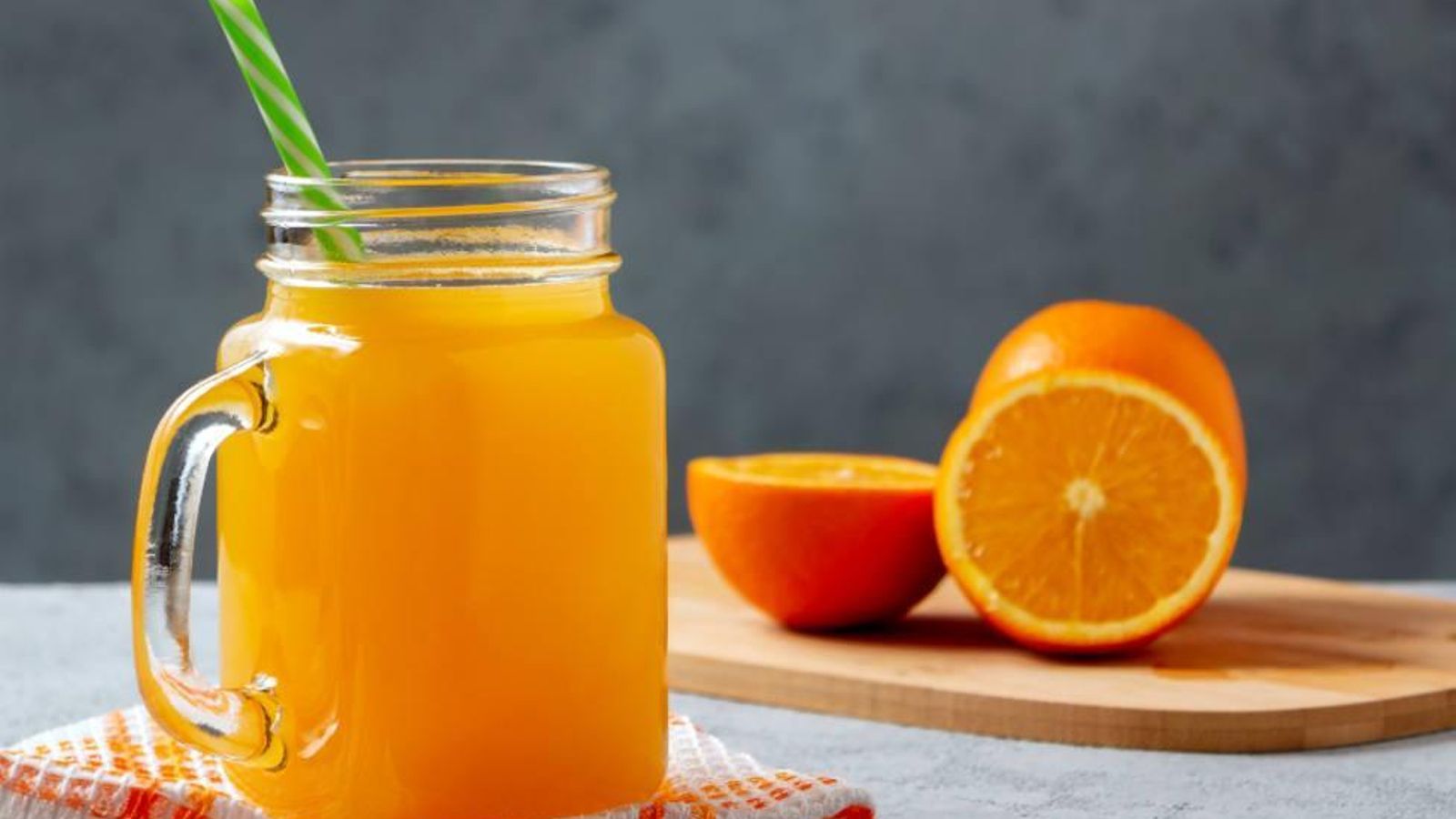 Las vitaminas del zumo no se pierden, sólo se produce un proceso de oxidación.