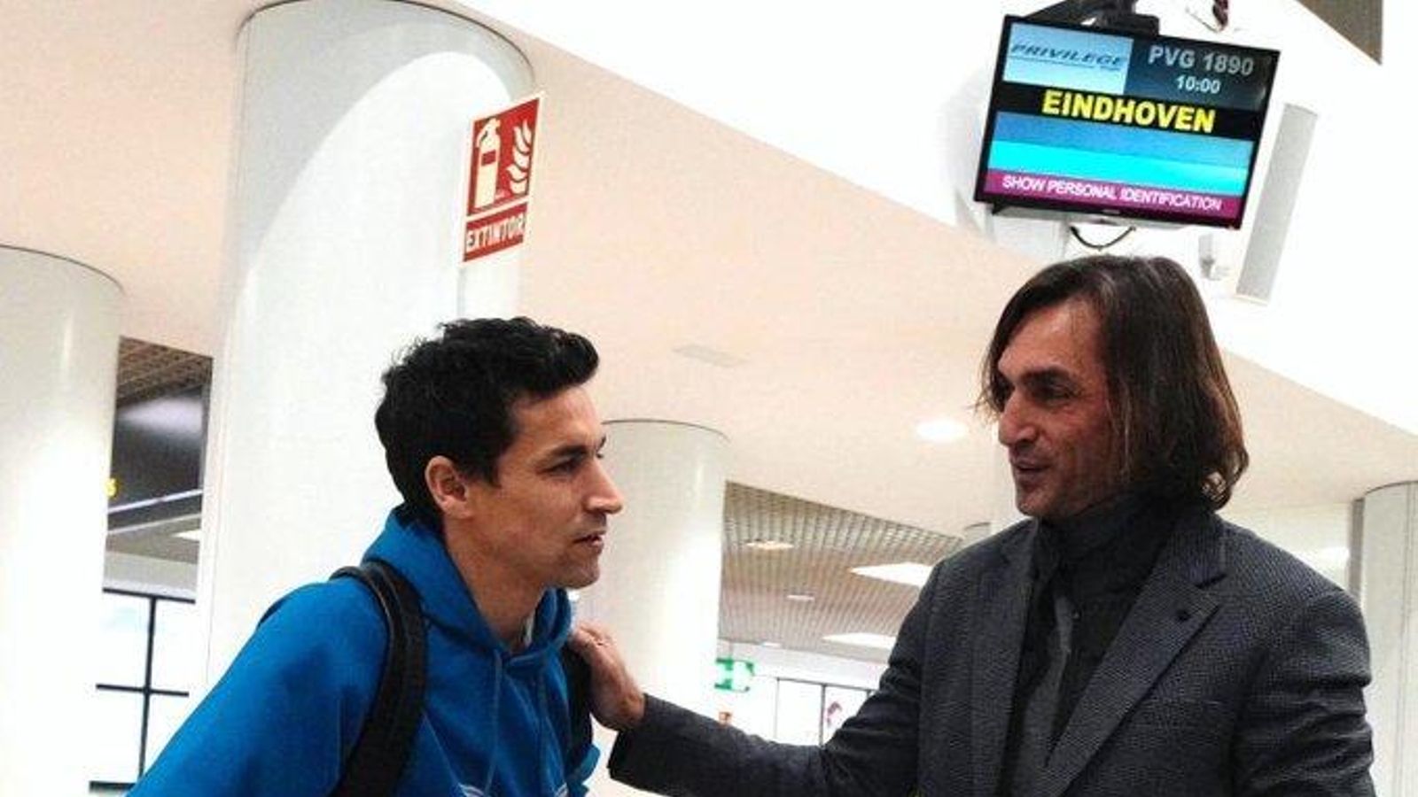 Javi Navarro y Jesús Navas dialogan antes de volar a Eindhoven.