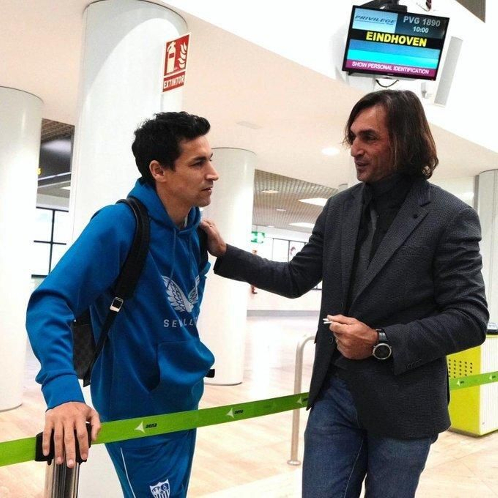 Javi Navarro y Jesús Navas, dos de los cinco capitanes presentes, dialogan antes de volar a Eindhoven.
