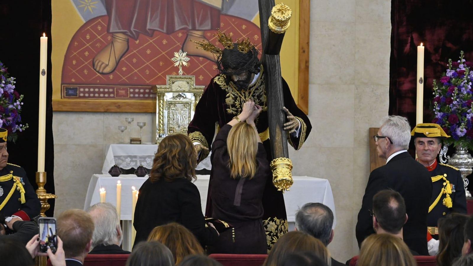 Momento en el que la alcaldesa de Huelva impone la medalla al Cristo de la Redención. Momento en el que la alcaldesa de Huelva impone la medalla al Cristo de la Redención.