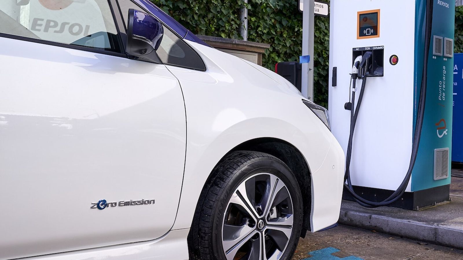 Coche eléctrico recargando en una estación de servicio de Repsol.