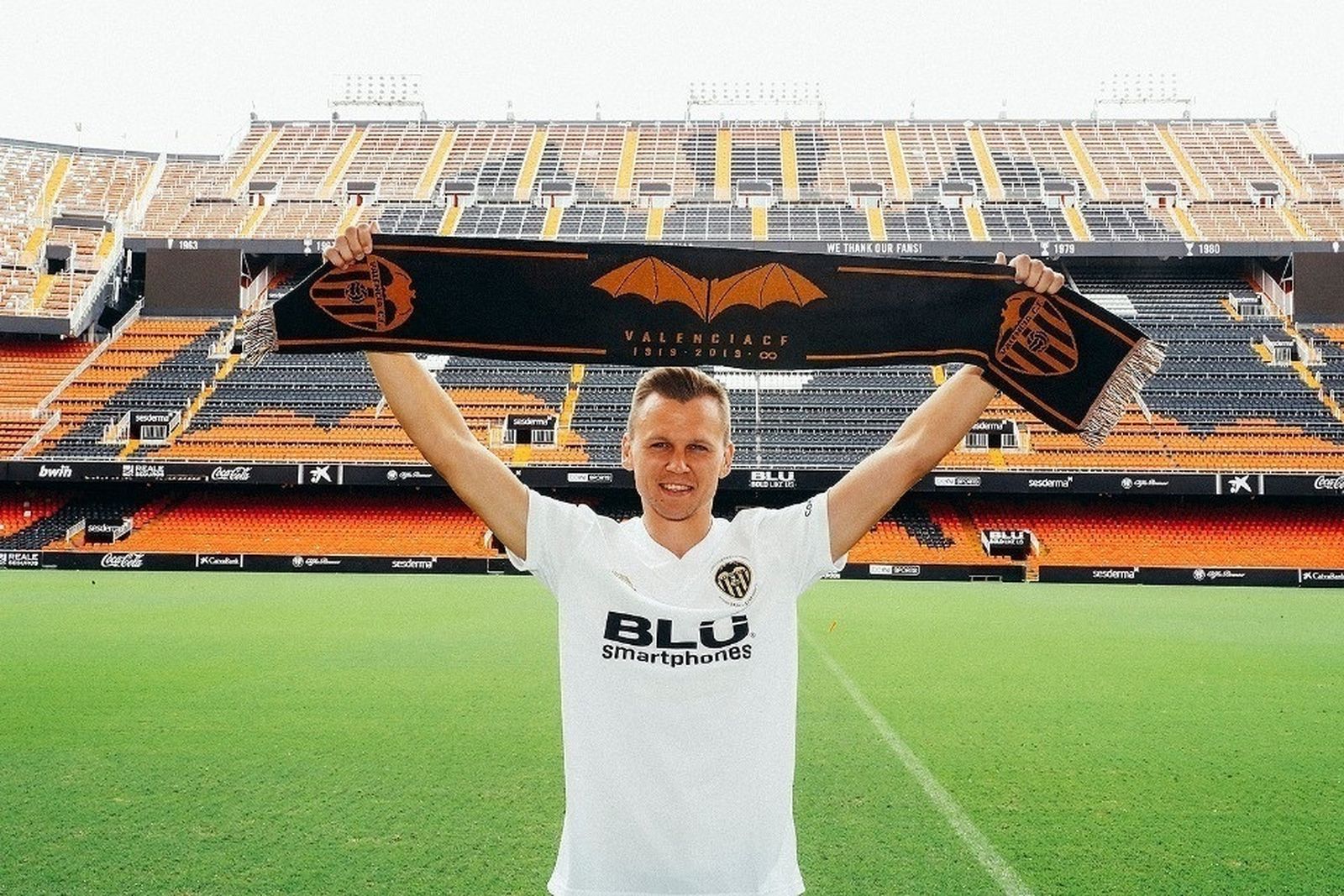 Cheryshev, con la camiseta y la bufanda valencianista