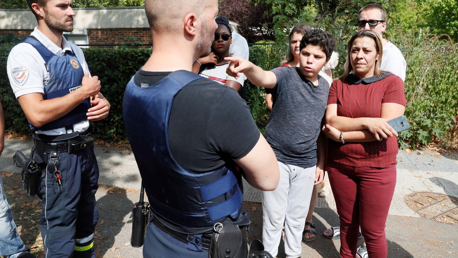 Miembros de la policía controlan la seguridad en la zona.