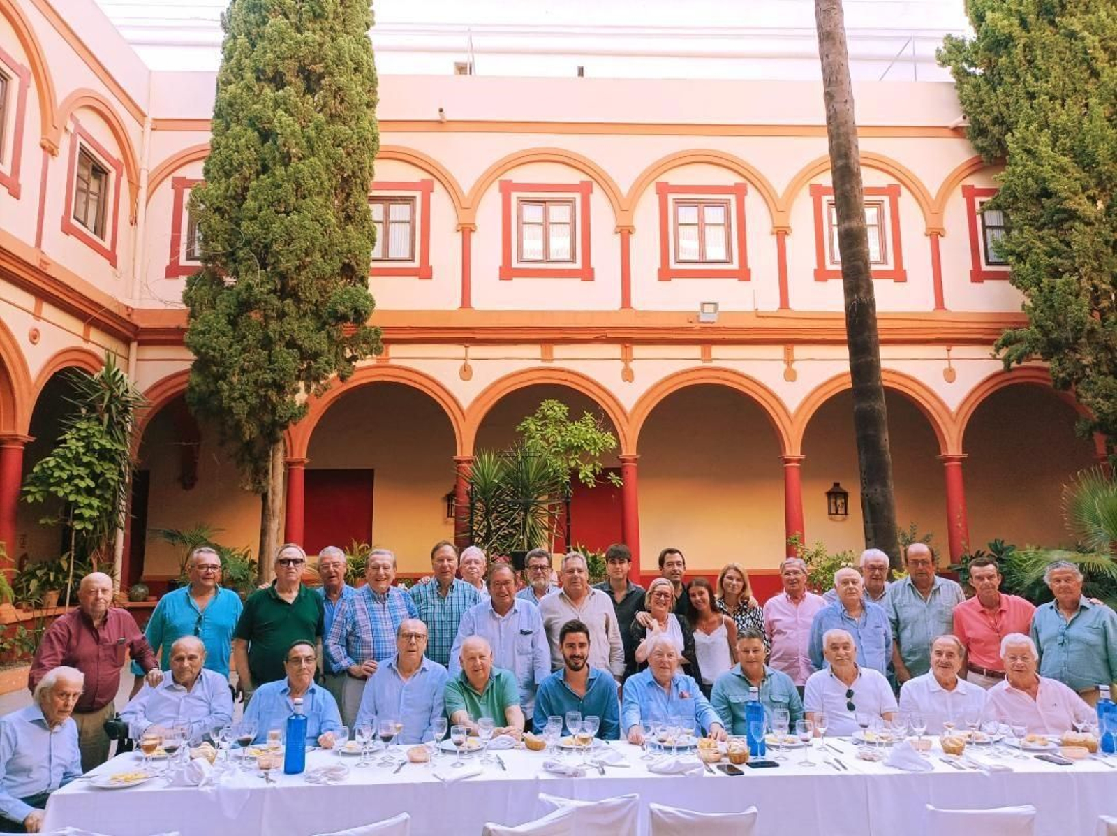 El homenajeado Juan Lamet con sus hijos Juan Antonio y Cristina Lamet Maira, Alicio Romero, Jaime Rocha, Nono Copano, Curro Orgambides, Vicente Zapata, Baldomero Andrade, Juan Sanlés, Paco Vázquez, José María Otero, Luis Aranda, Nacho García-Agulló, Valentín Lasanta, Marcos Zilbermann, Rafael Lamet, José Bote, Juanma Lamet, Paula Abril, Ricardo Sexto, Pepe Garzón, Antonio Grimaldi, Juan Quiñones, Carlos Maira, Pepe Vázquez, Carlos Aranda, Antonio Sainz y Juan Manuel Moreno. El homenajeado Juan Lamet con sus hijos Juan Antonio y Cristina Lamet Maira, Alicio Romero, Jaime Rocha, Nono Copano, Curro Orgambides, Vicente Zapata, Baldomero Andrade, Juan Sanlés, Paco Vázquez, José María Otero, Luis Aranda, Nacho García-Agulló, Valentín Lasanta, Marcos Zilbermann, Rafael Lamet, José Bote, Juanma Lamet, Paula Abril, Ricardo Sexto, Pepe Garzón, Antonio Grimaldi, Juan Quiñones, Carlos Maira, Pepe Vázquez, Carlos Aranda, Antonio Sainz y Juan Manuel Moreno.