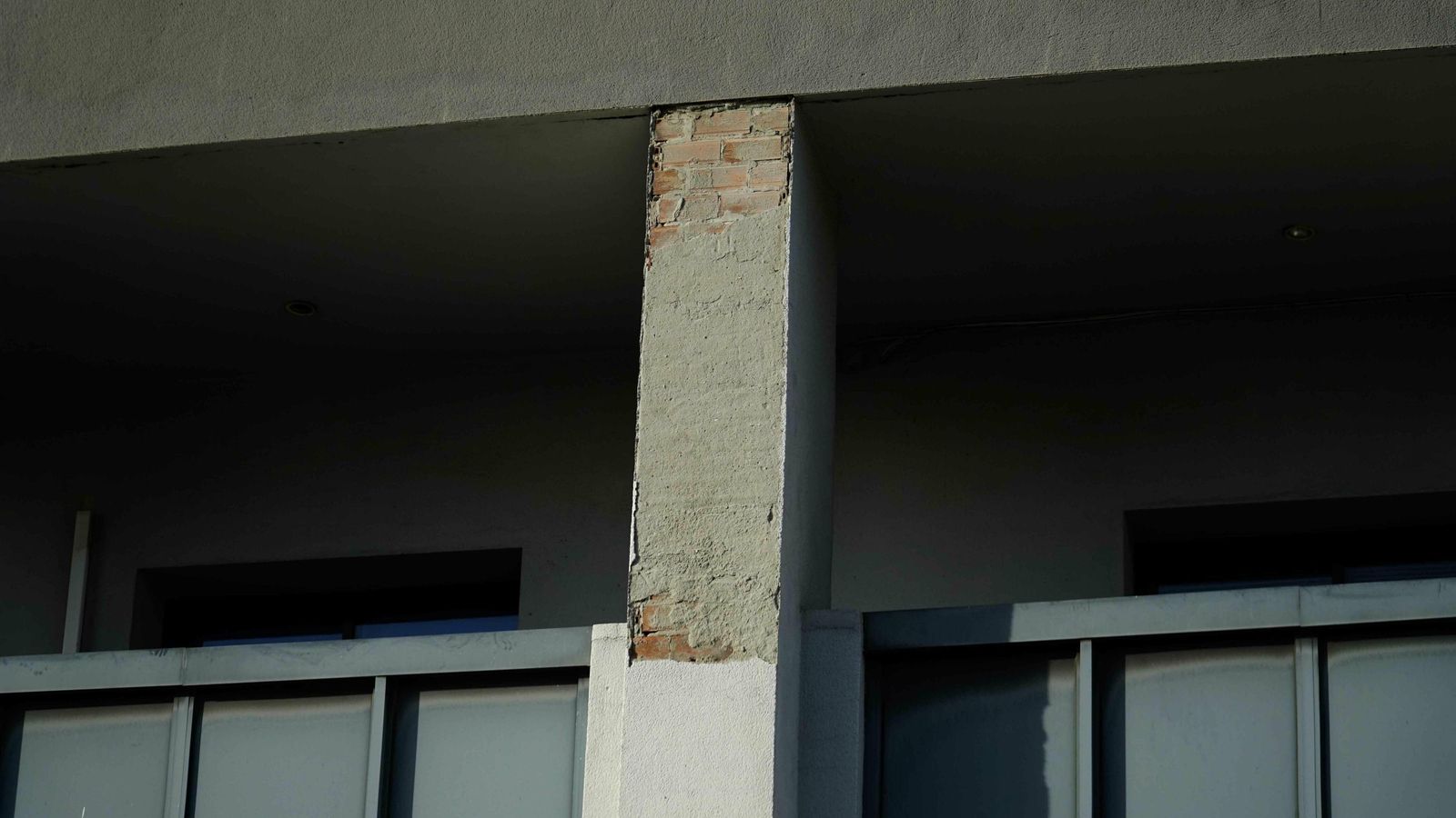 Uno de los pilares que han perdido el revestimiento.