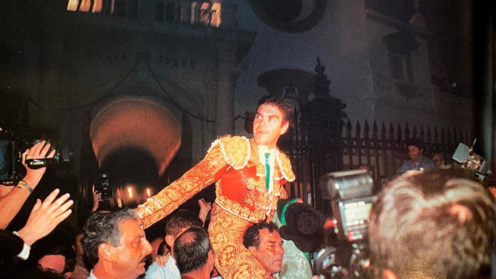 José Tomás abrió la Puerta del Príncipe por partida doble en la Feria de Abril de 2001.