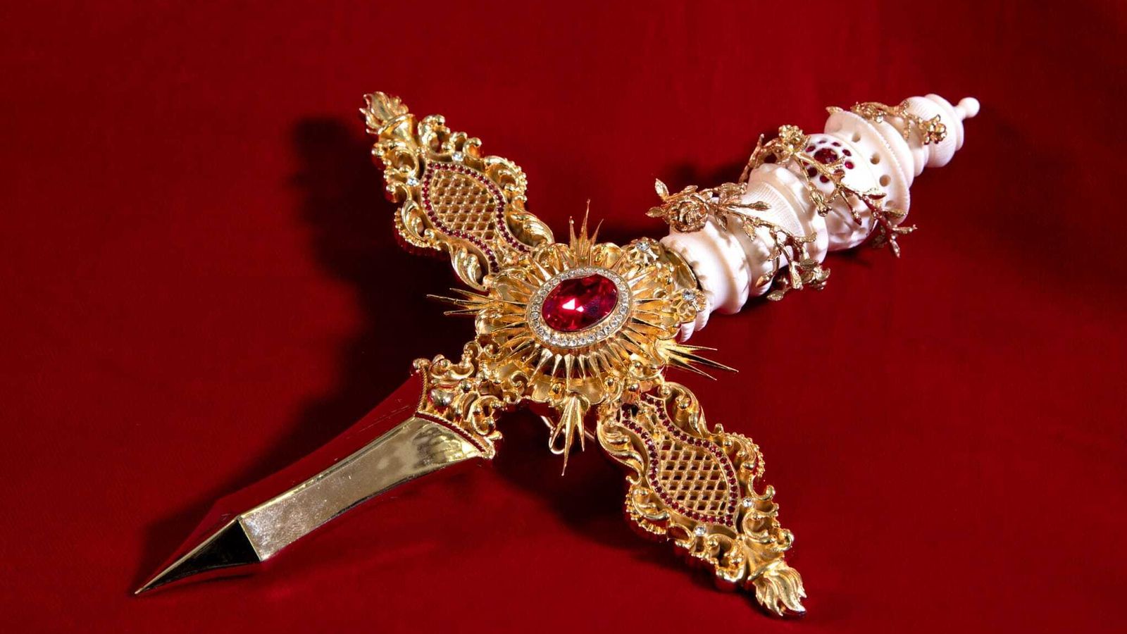 Nuevo puñal de la Virgen de la Caridad.