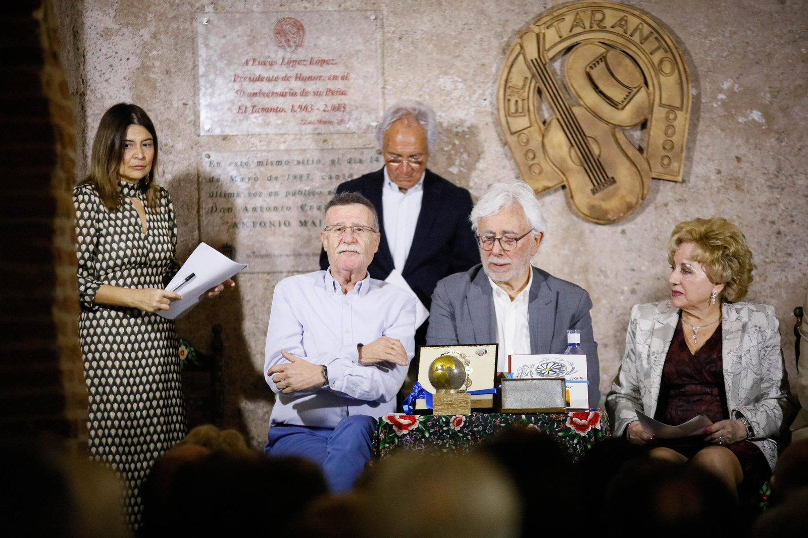 Entrega de Anagrama de Oro y Brillantes de la Ciudad de Almería a Andrés Caparrós en imágeness