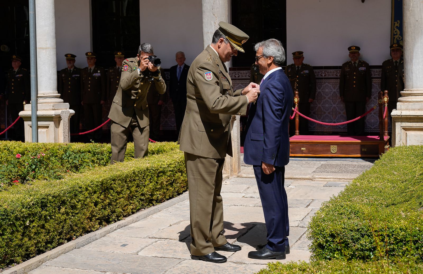 Antonio León recibe la medalla