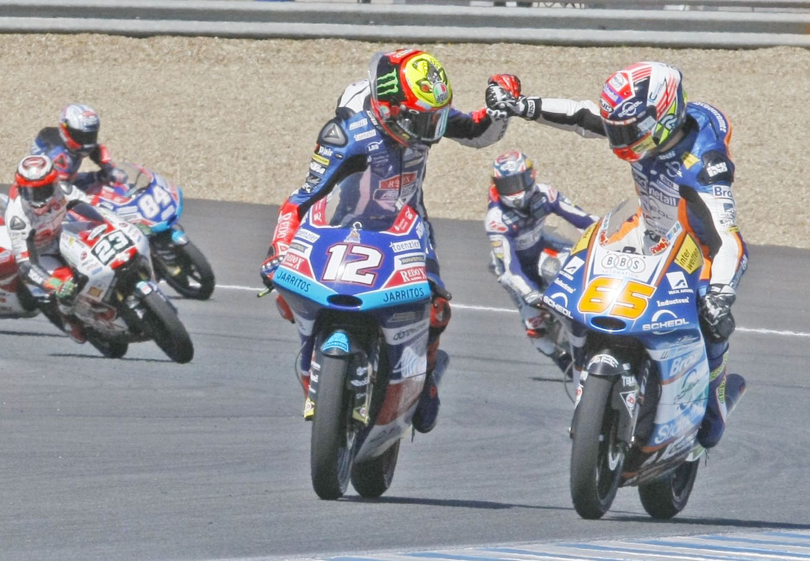 Bezzecchi (12) felicita a Oettl (65) tras el triunfo del alemán.