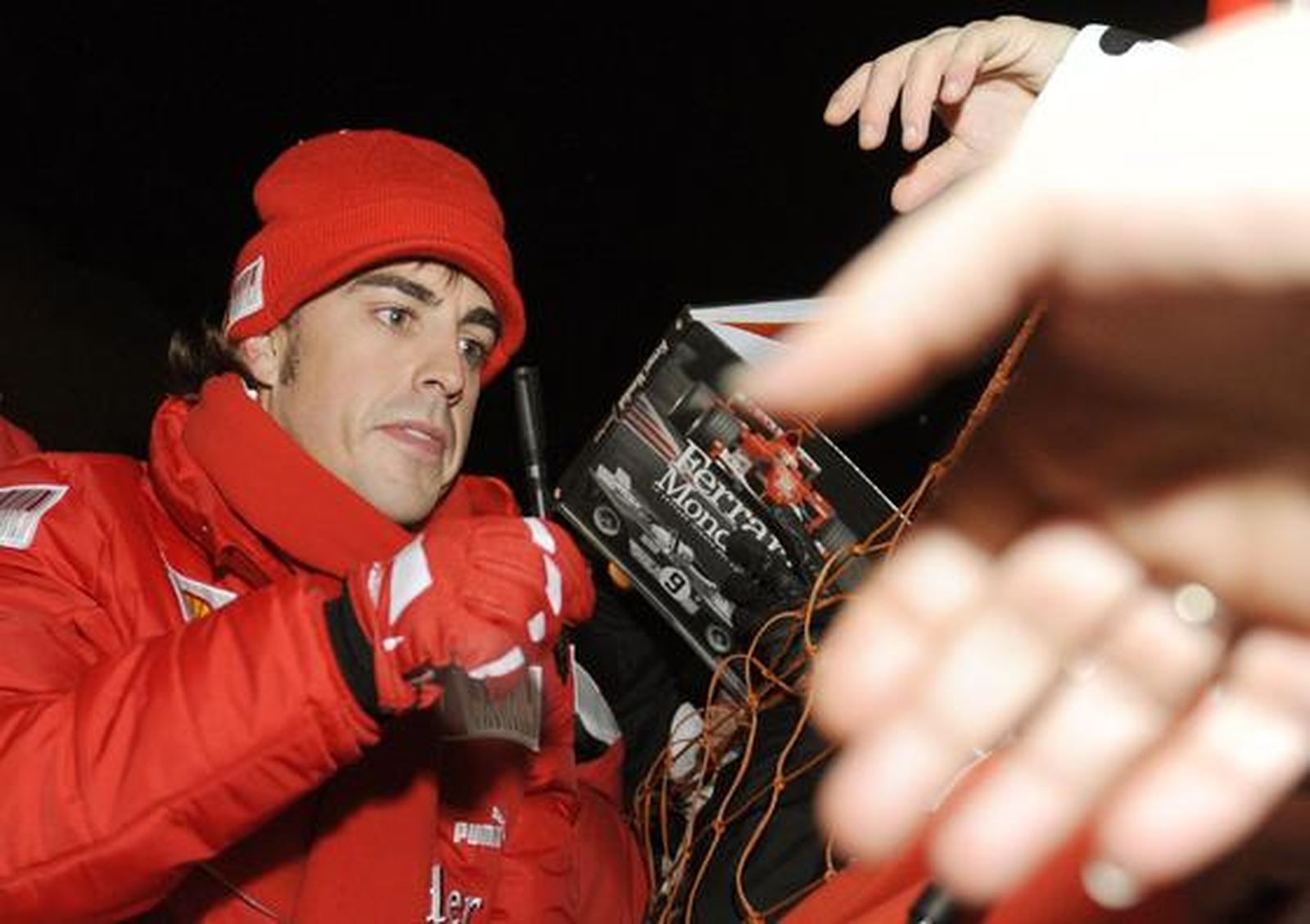 Alonso firma autógrafos en Madonna di Campiglio.

Foto: Agencias