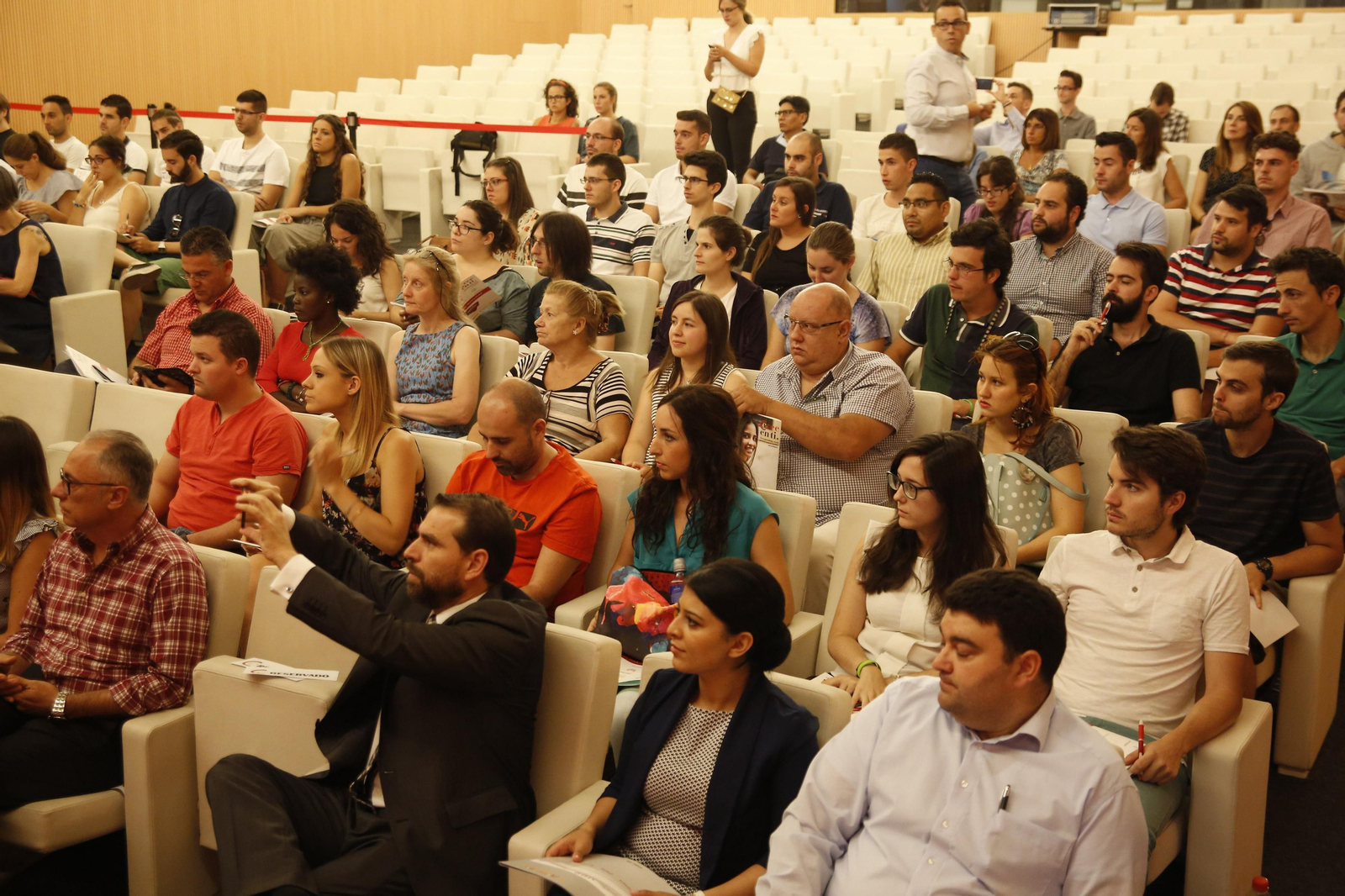 En la inauguración se insistió en la importancia de la "formación y cualificación" de los jóvenes que vayan a entrar en el mercado laboral.