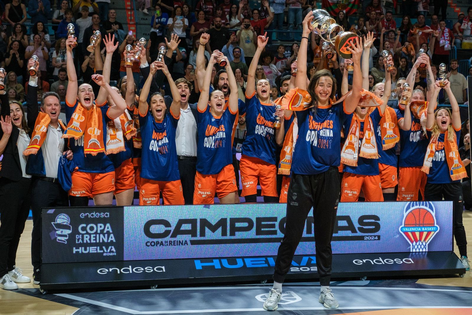 Las jugadoras del Valencia Basket celebran su victoria ante el Casademont Zaragoza tras la final de la Copa de la Reina de Baloncesto disputada entre el Valencia Basket y el Casademont Zaragoza, en el Palacio de Deportes Carolina Marín de Huelva.
