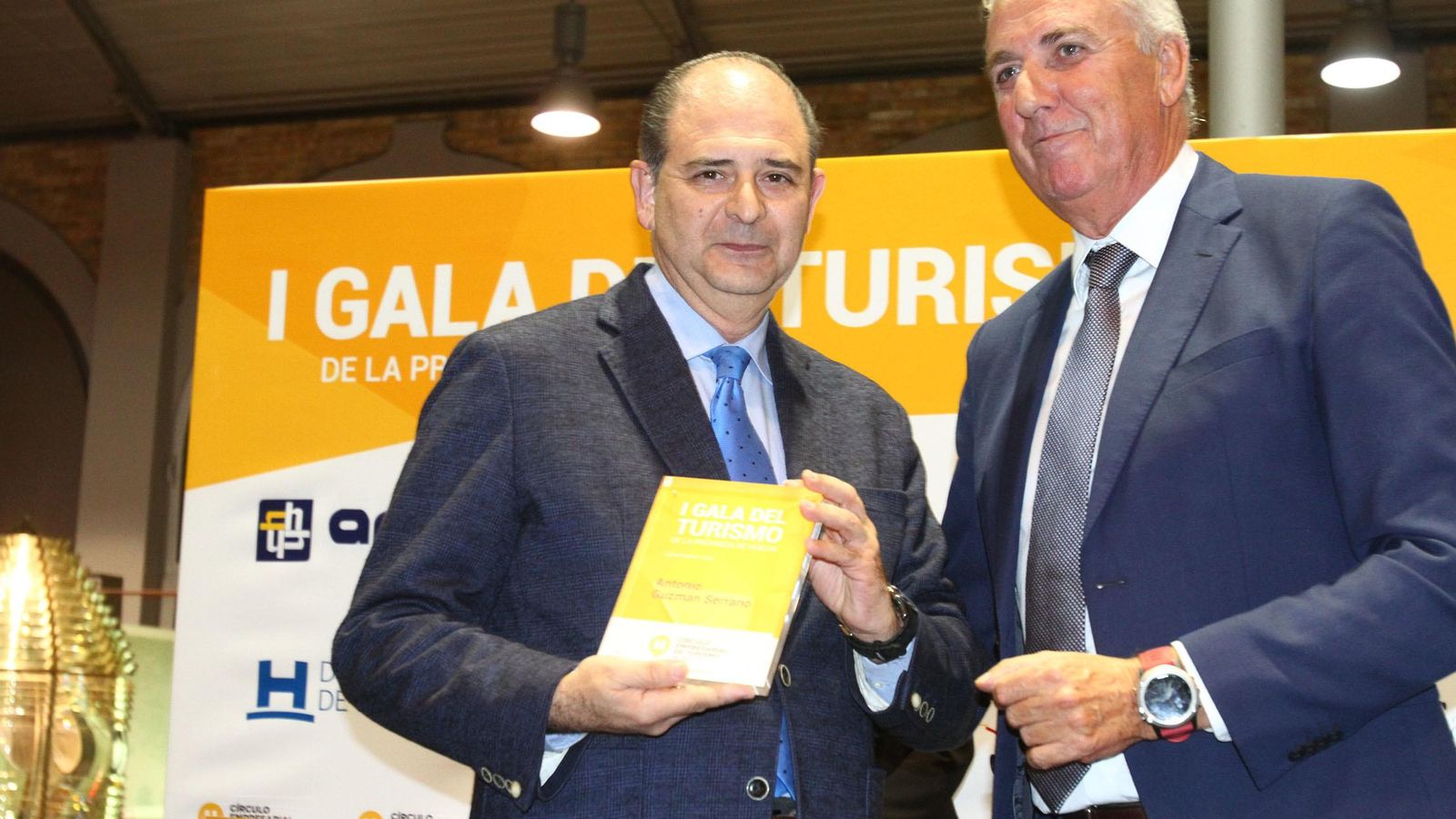 Manuel González recogió el galardón de manos de José Manuel Díaz