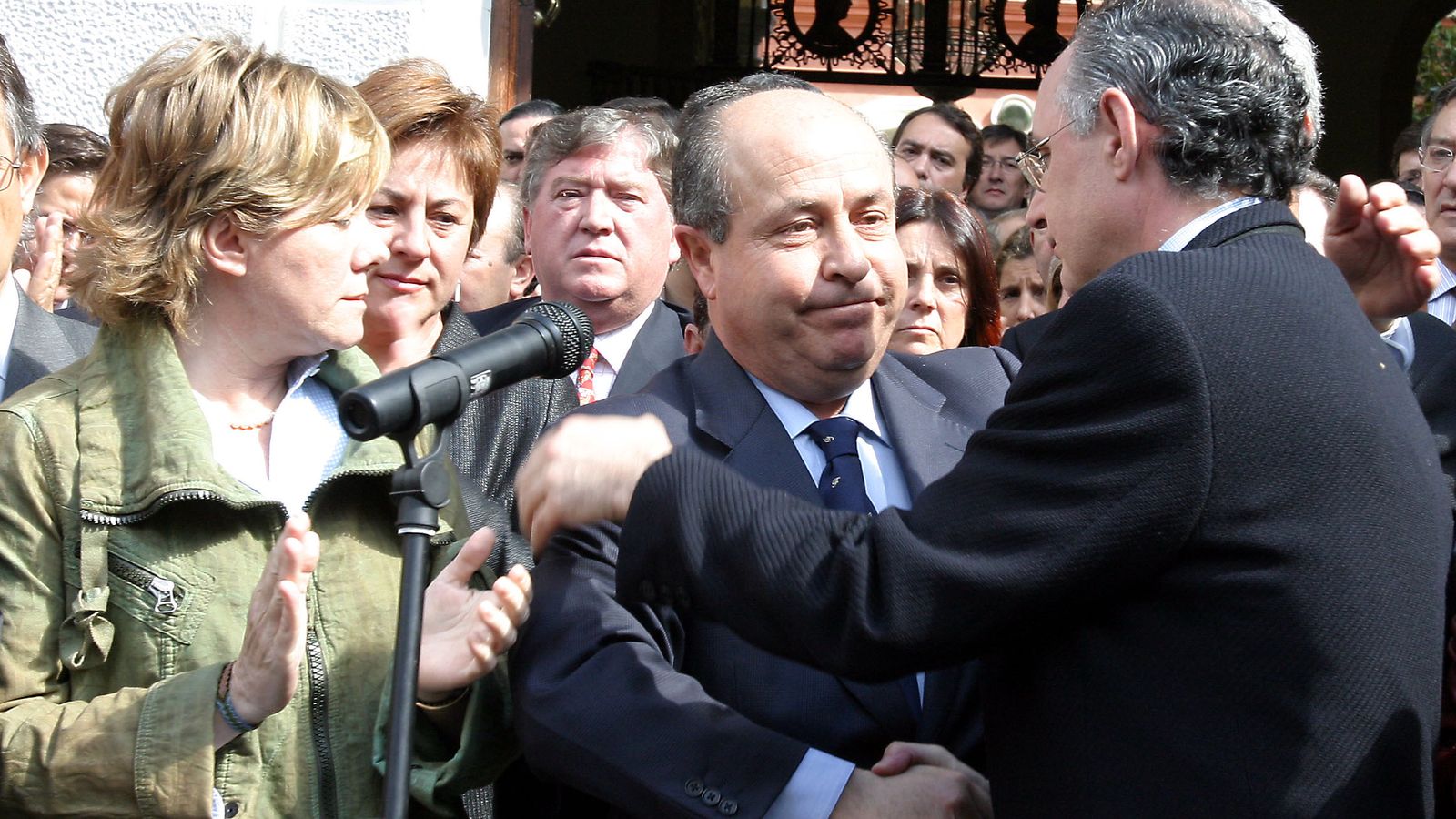 José Torres Hurtado estrecha la mano de Javier Torres Vela ante Pilar del Castillo
