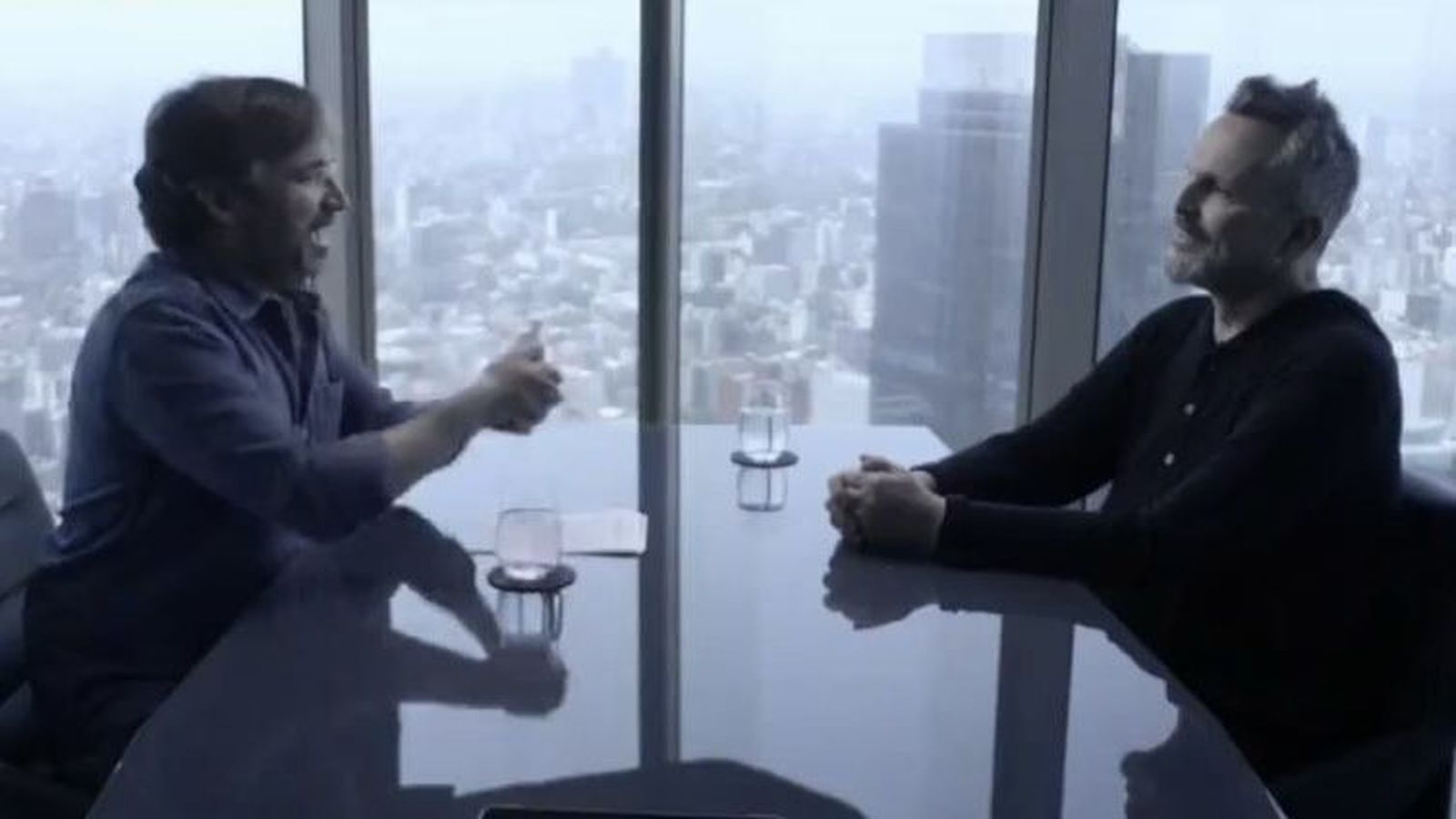 Ya sentados a la mesa, el periodista y el cantante hablaron de la familia, de su carrera y de su vida.