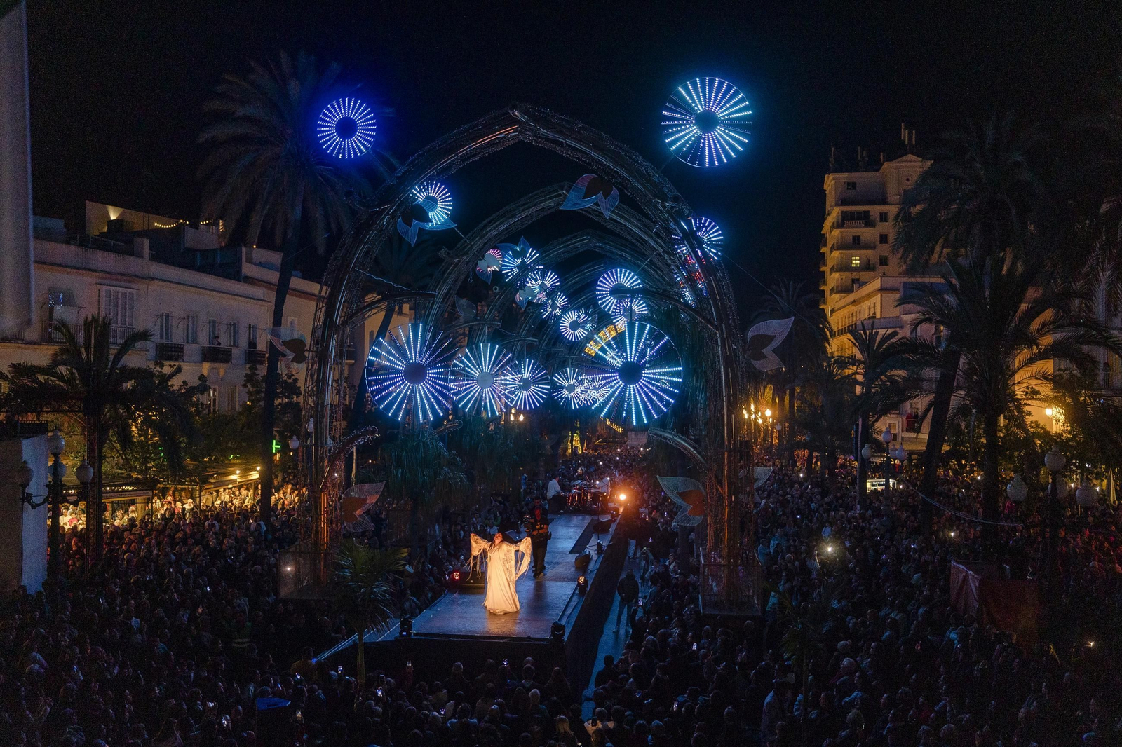 Las imágenes del encendido del alumbrado especial de la Navidad 2025 en Cádiz