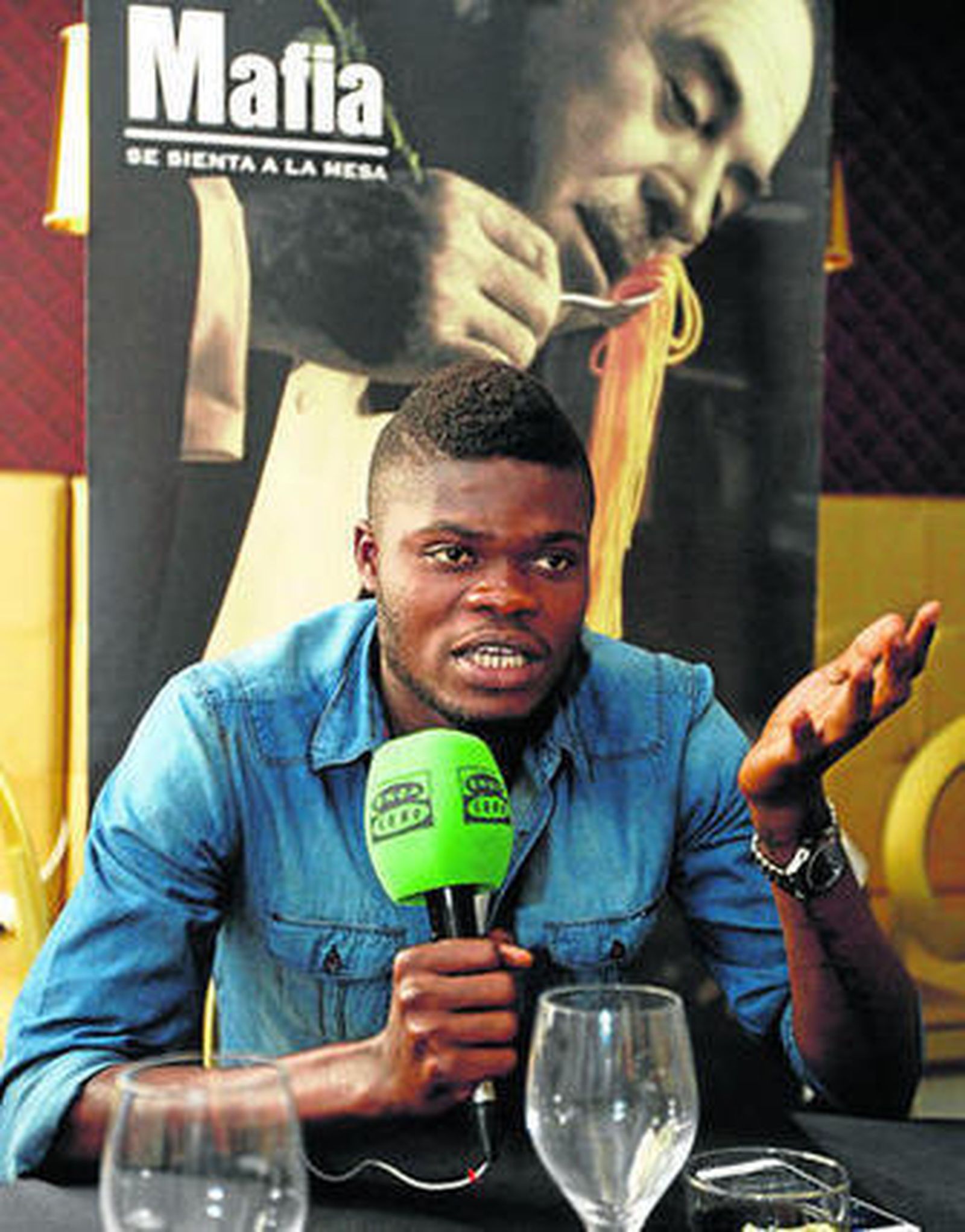 Thomas charla con Manzano durante un momento de la tertulia en La Mafia con Barbero escuchando.