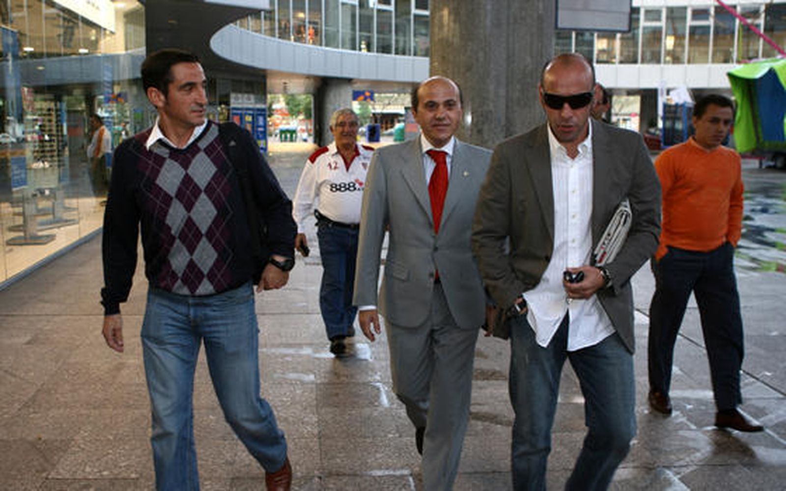 Momento previo a la presentación de Manolo Jiménez como entrenador del Sevilla.  Foto: Antonio Pizarro