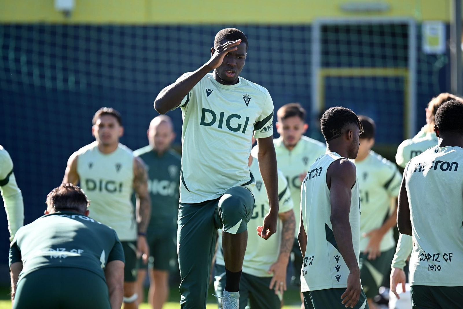 Moussa Diakité encabeza un ejercicio en un entreno del equipo esta última semana.