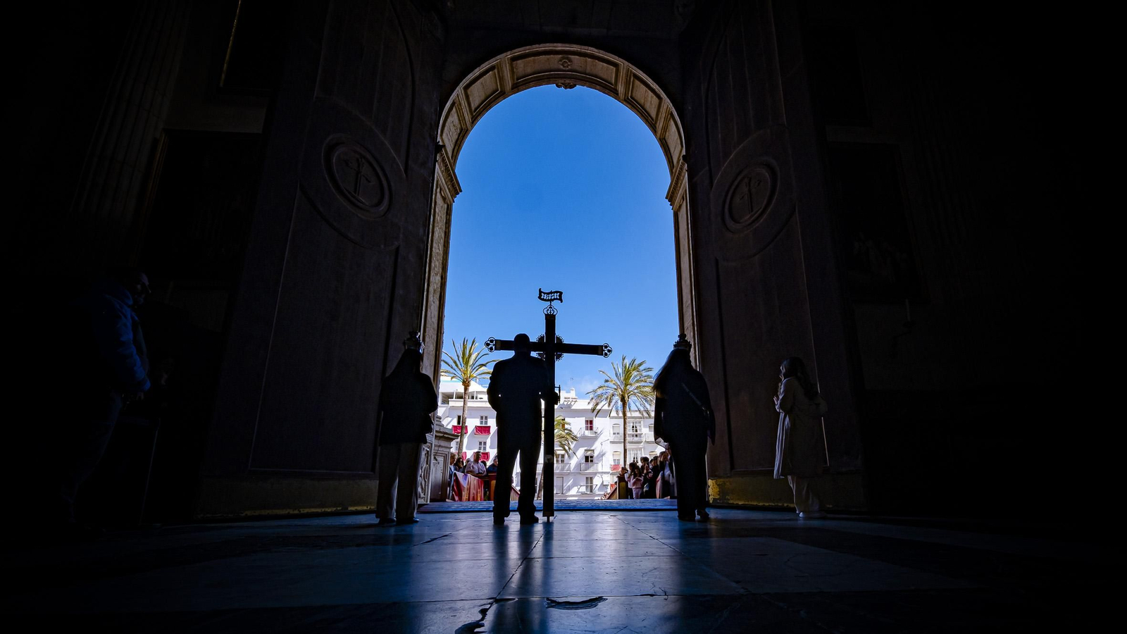 Las imágenes del Pontifical y salida del Resucitado de Catedral en la Semana Santa de Cádiz 2025