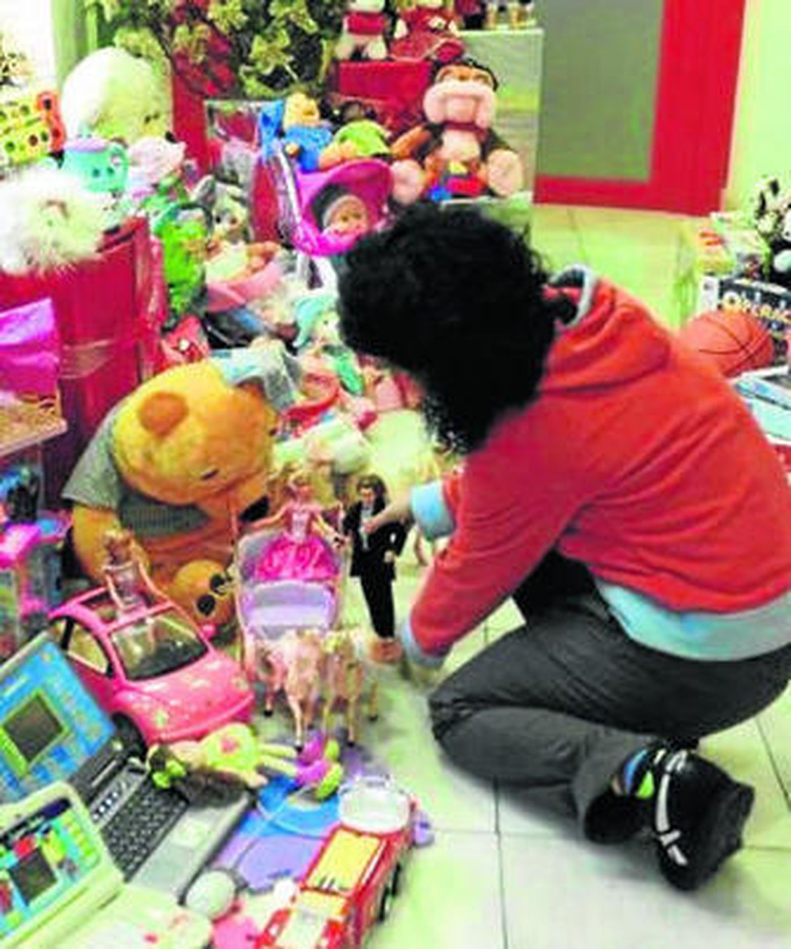 Una de las alumnas de la EOI con los juguetes que van entregando.