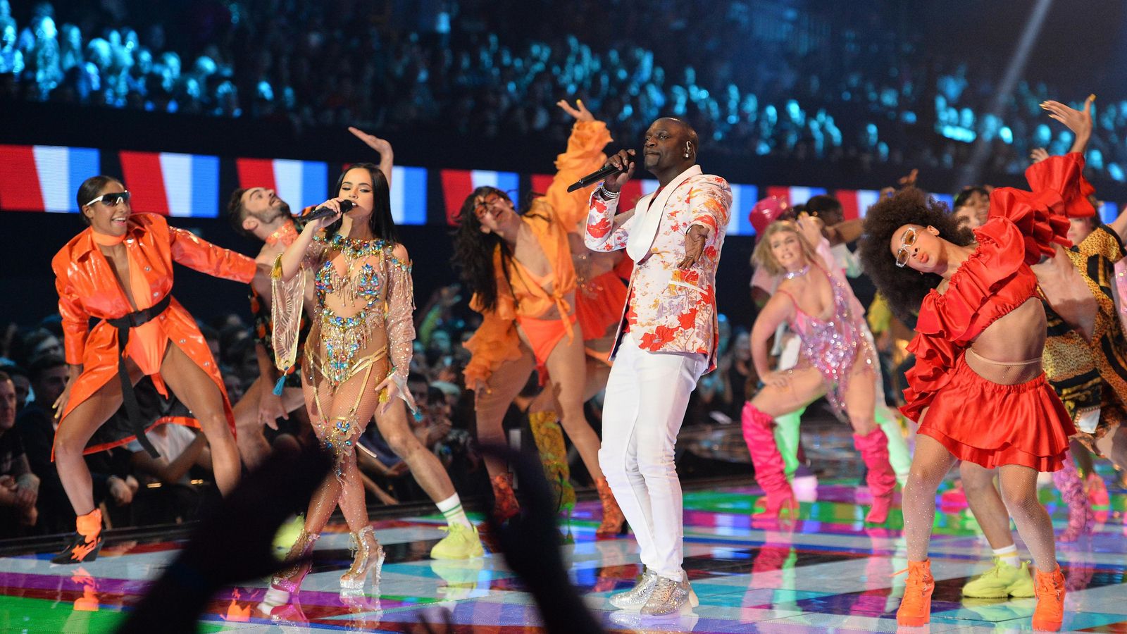 Becky G durante una de las actuaciones musicales que ha protagonizado durante la noche.