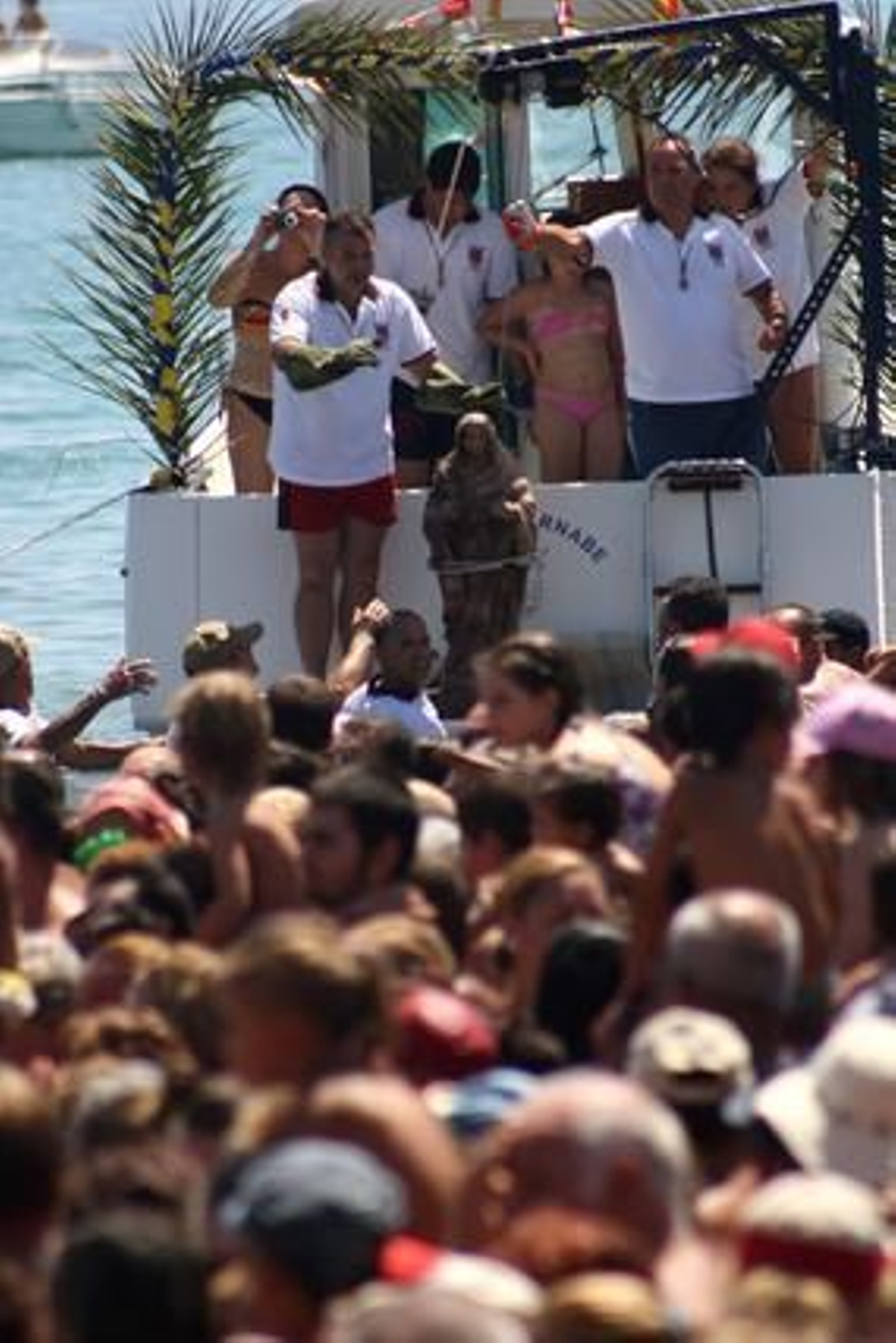 Miles de fieles recibieron con entusiasmo a la imagen en su llegada a la playa.

Foto: Fran Montes