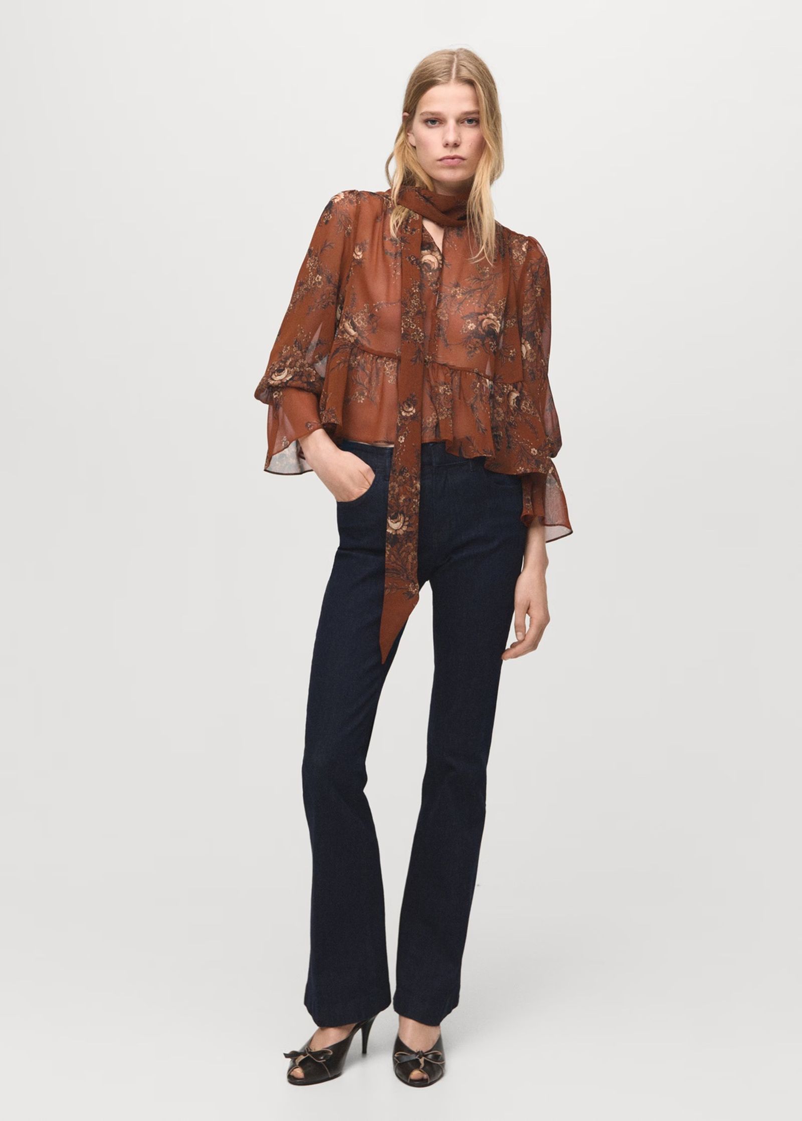 Blusa con volantes y estampada de Mango.