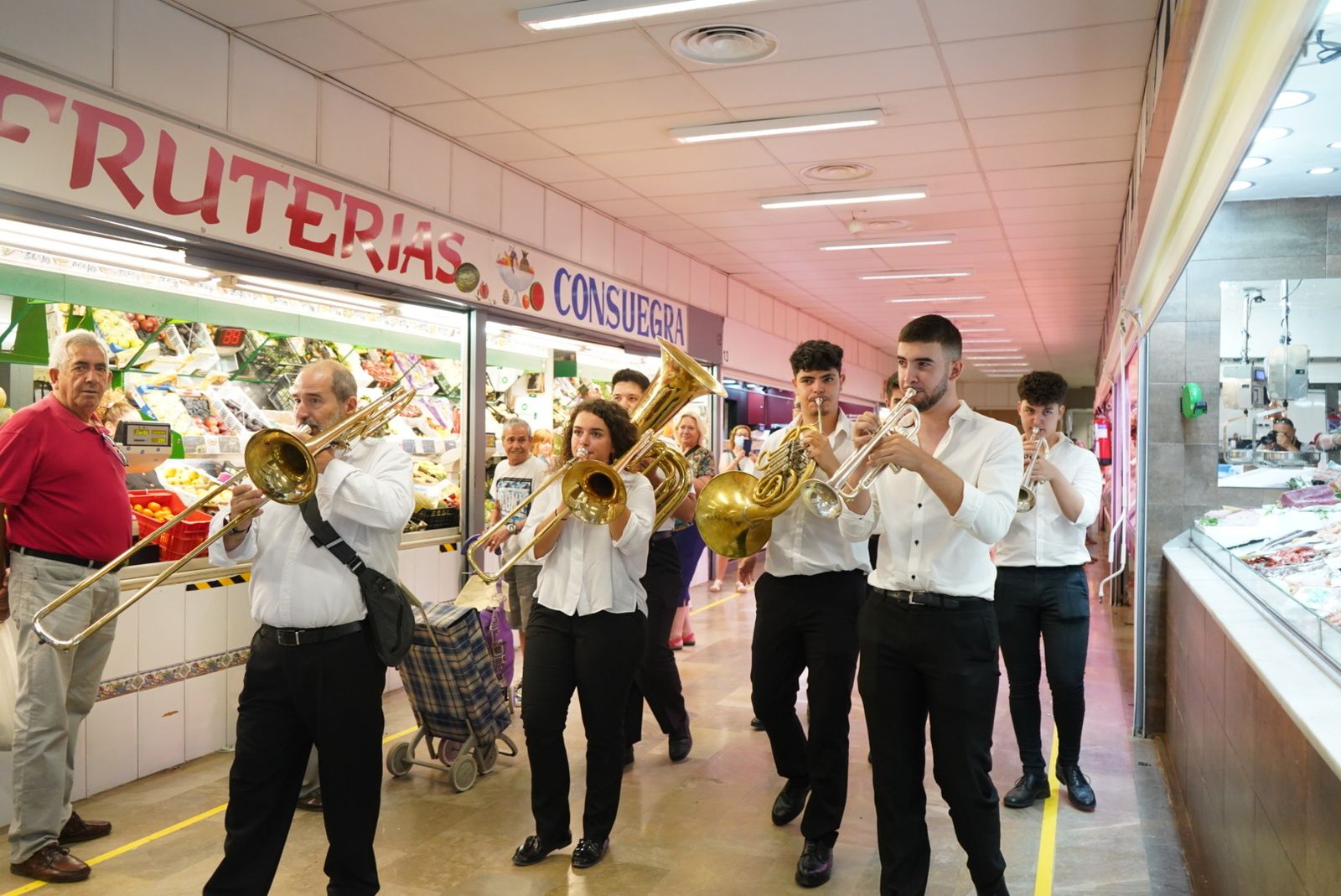 Fotografía de la banda tocando en Merca 80