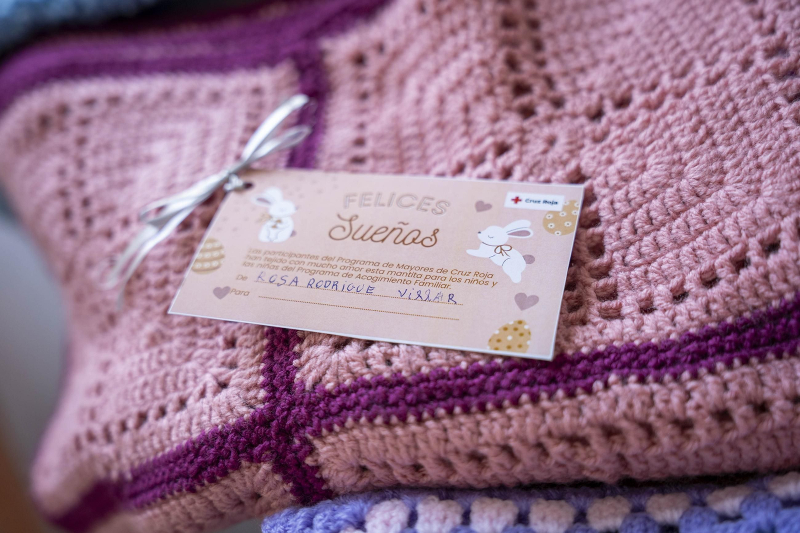 Cruz Roja realiza la entrega de mantitas solidarias a las familias de acogida