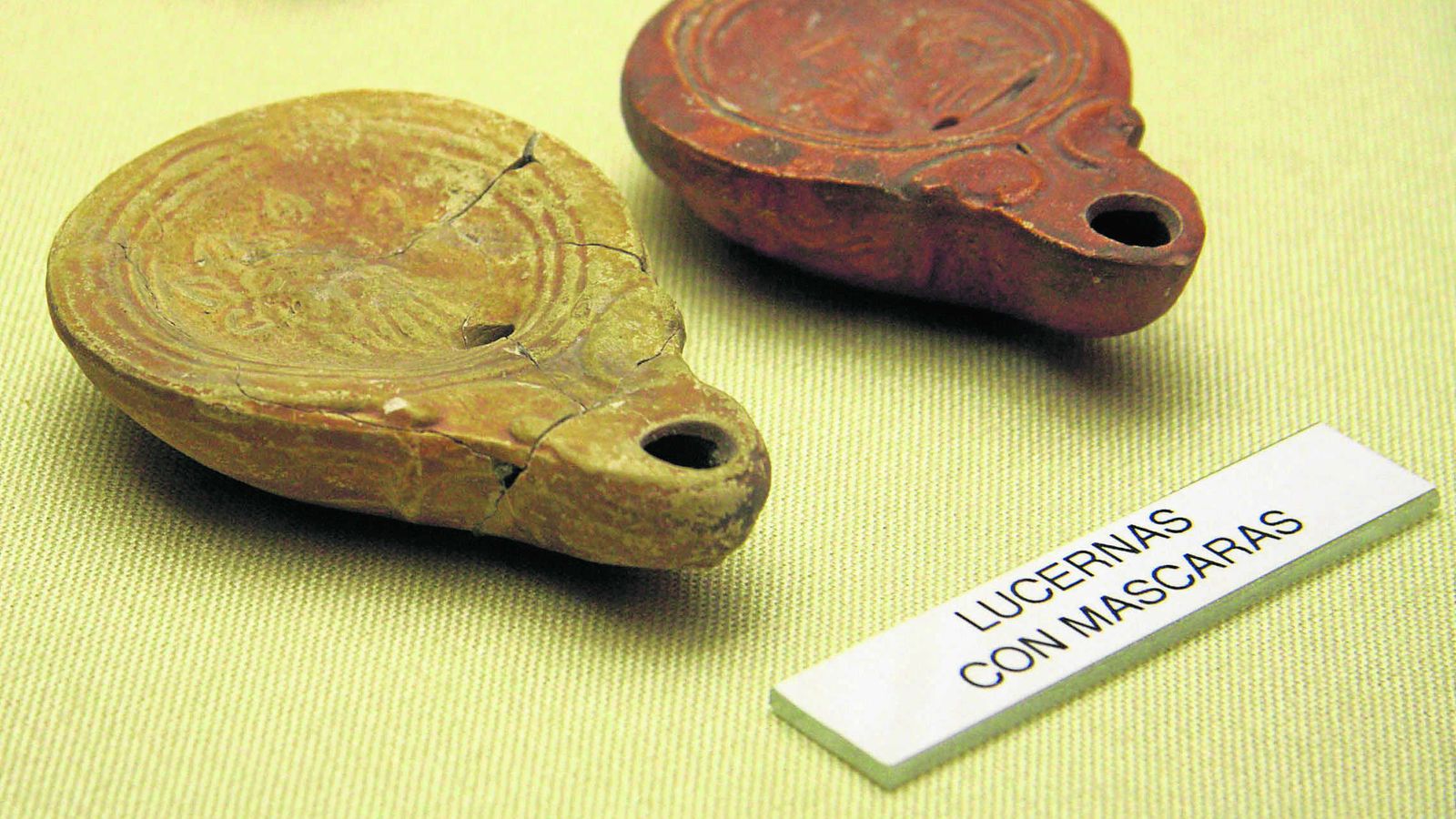 En el taller de figuras romanas en barro se elaborarán adornos para el árbol de Navidad.