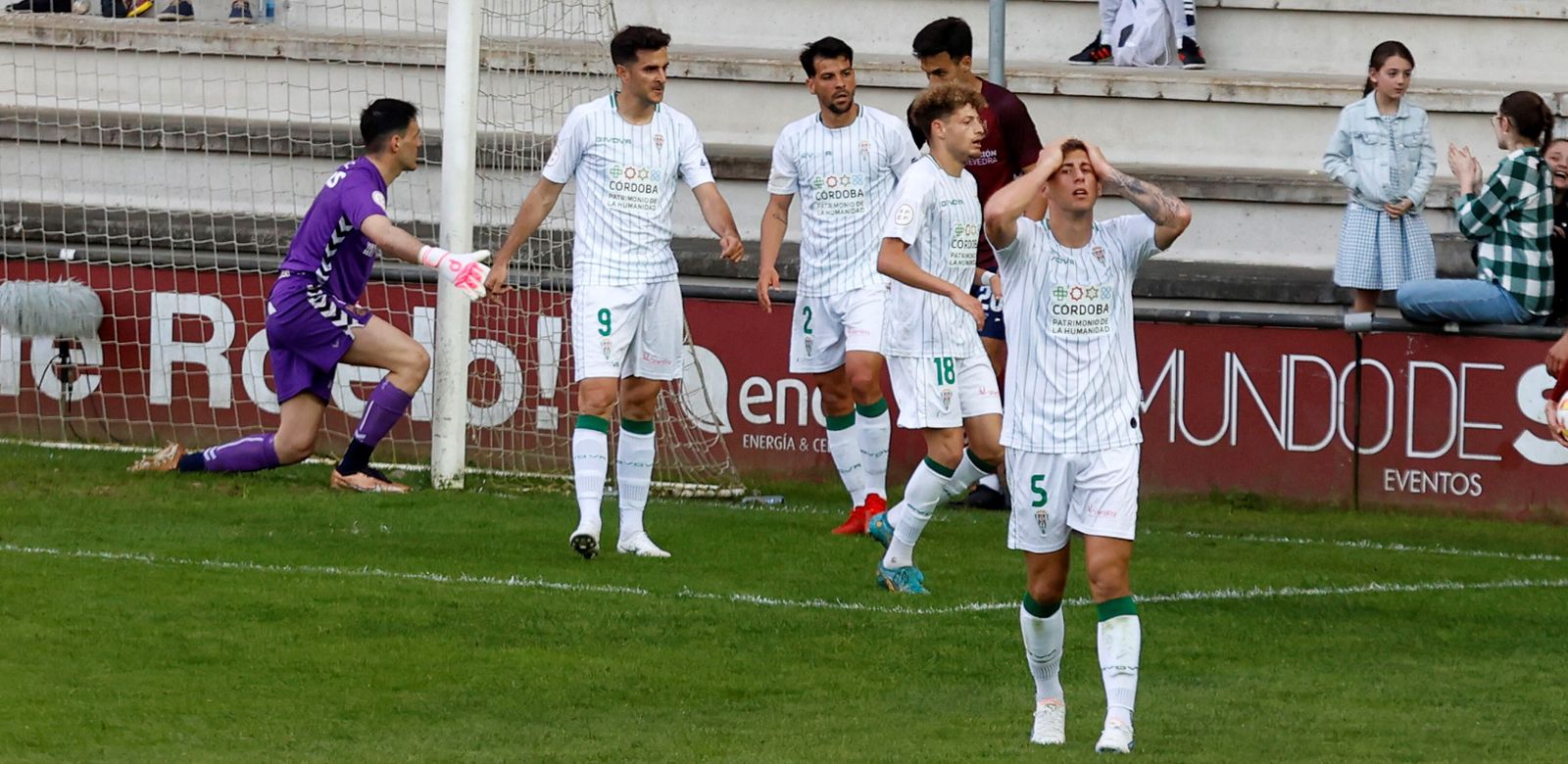 Jorge Moreno lamenta una ocasión fallada en el Pontevedra - Córdoba CF.