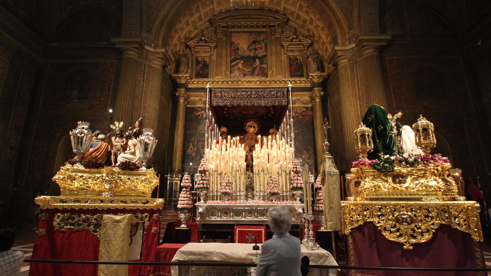 Los pasos de la Hermandad del Valle en la Iglesia de la Anunciación.