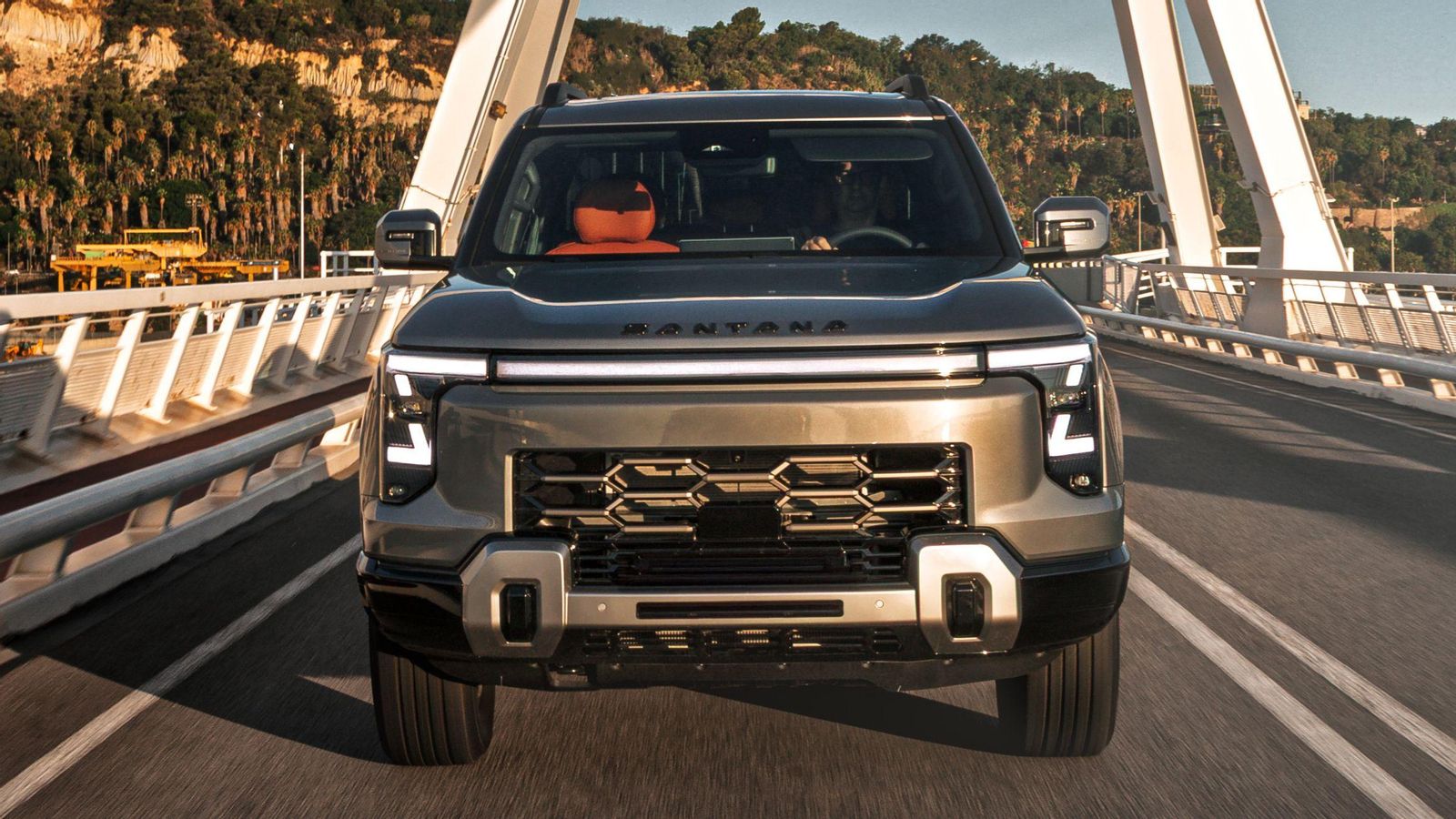 El motor eléctrico vinculado a la tracción en el 400 PHEV trabaja prácticamente en todo momento, aunque puede hacerlo en exclusiva y, aún así, mover las cuatro ruedas e, incluso, hacerlo a través de la reductora.