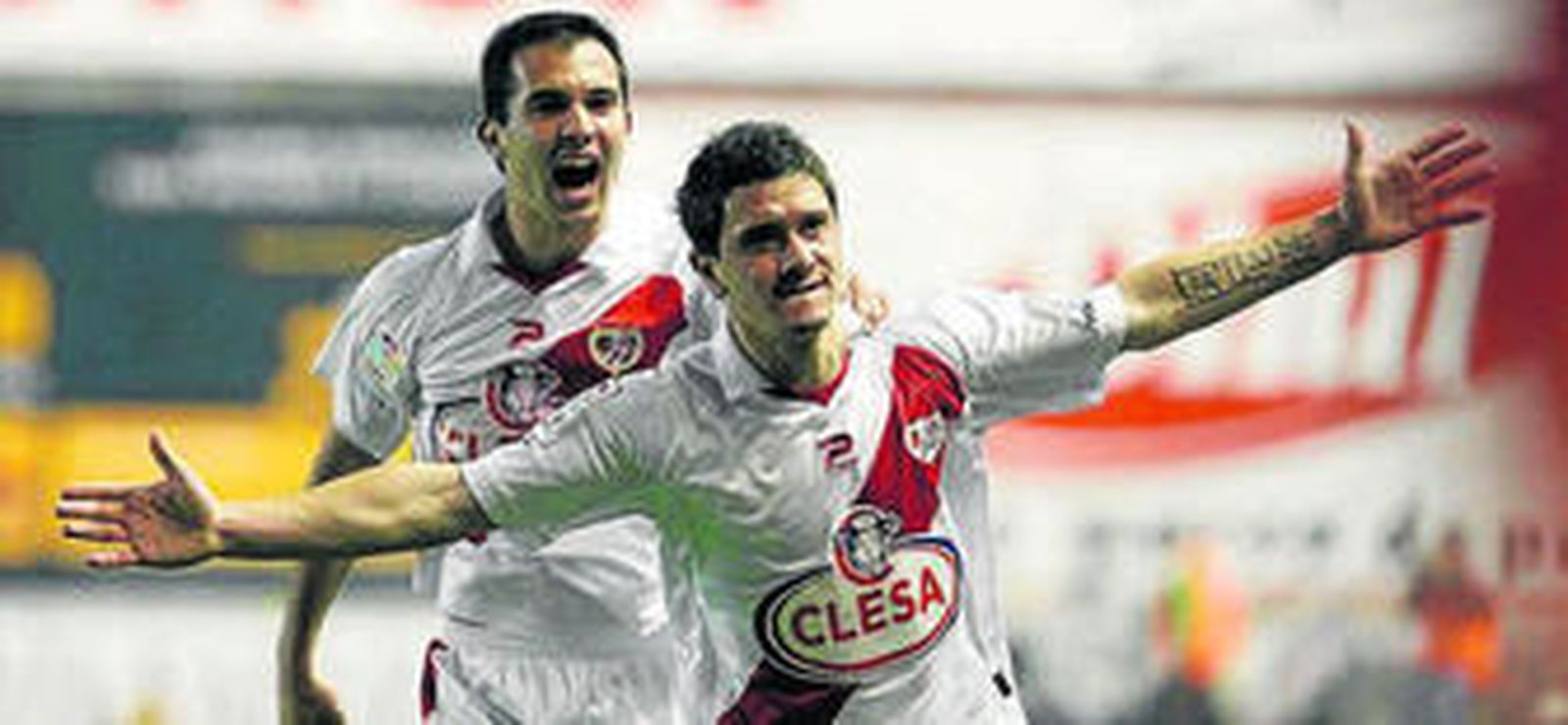 Piti celebra su golazo jaleado por Armenteros.